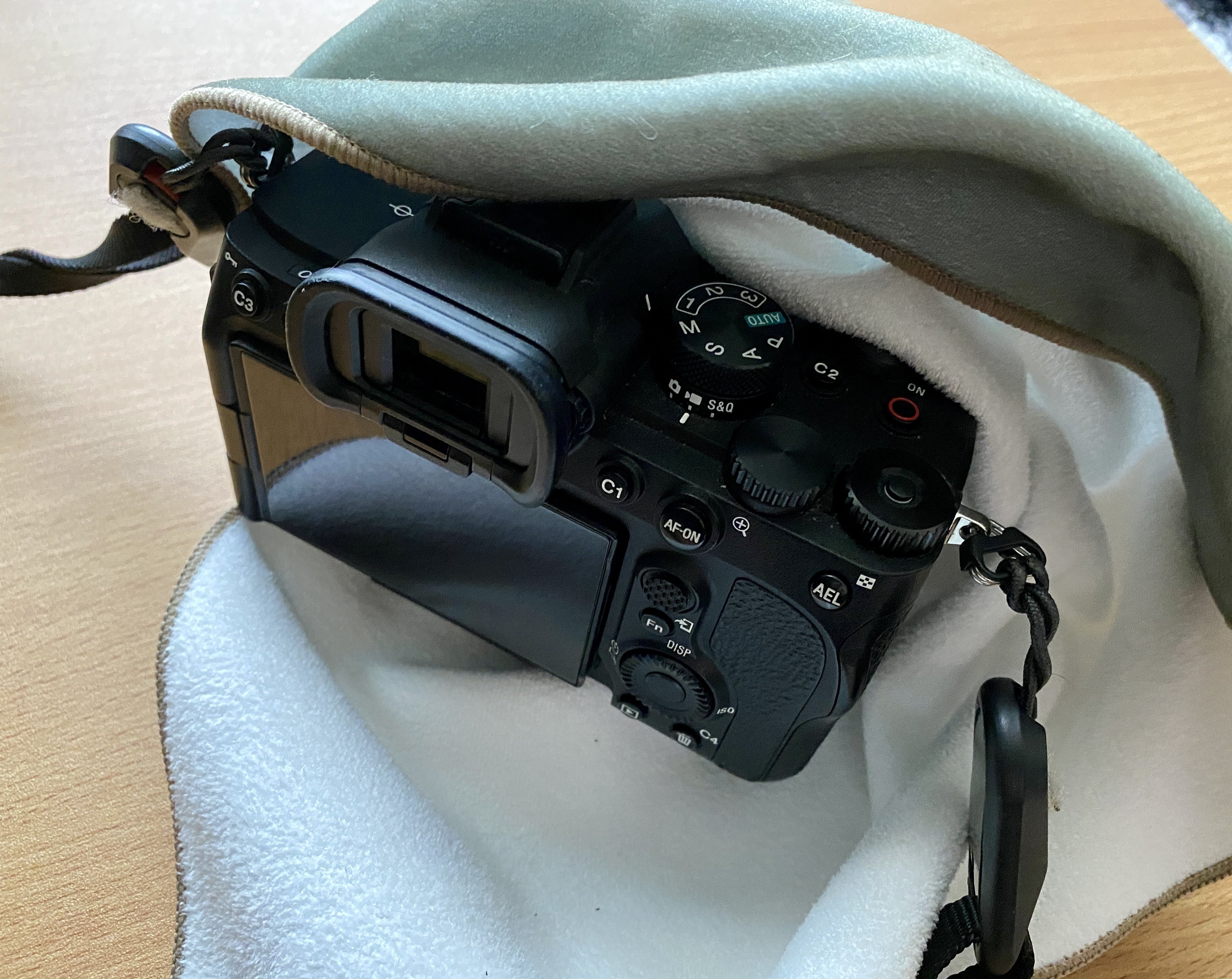 カメララップの便利な使い方 ケースなしでカメラを持ち歩きたい！KODAK カメララップ サイズ L 38.5