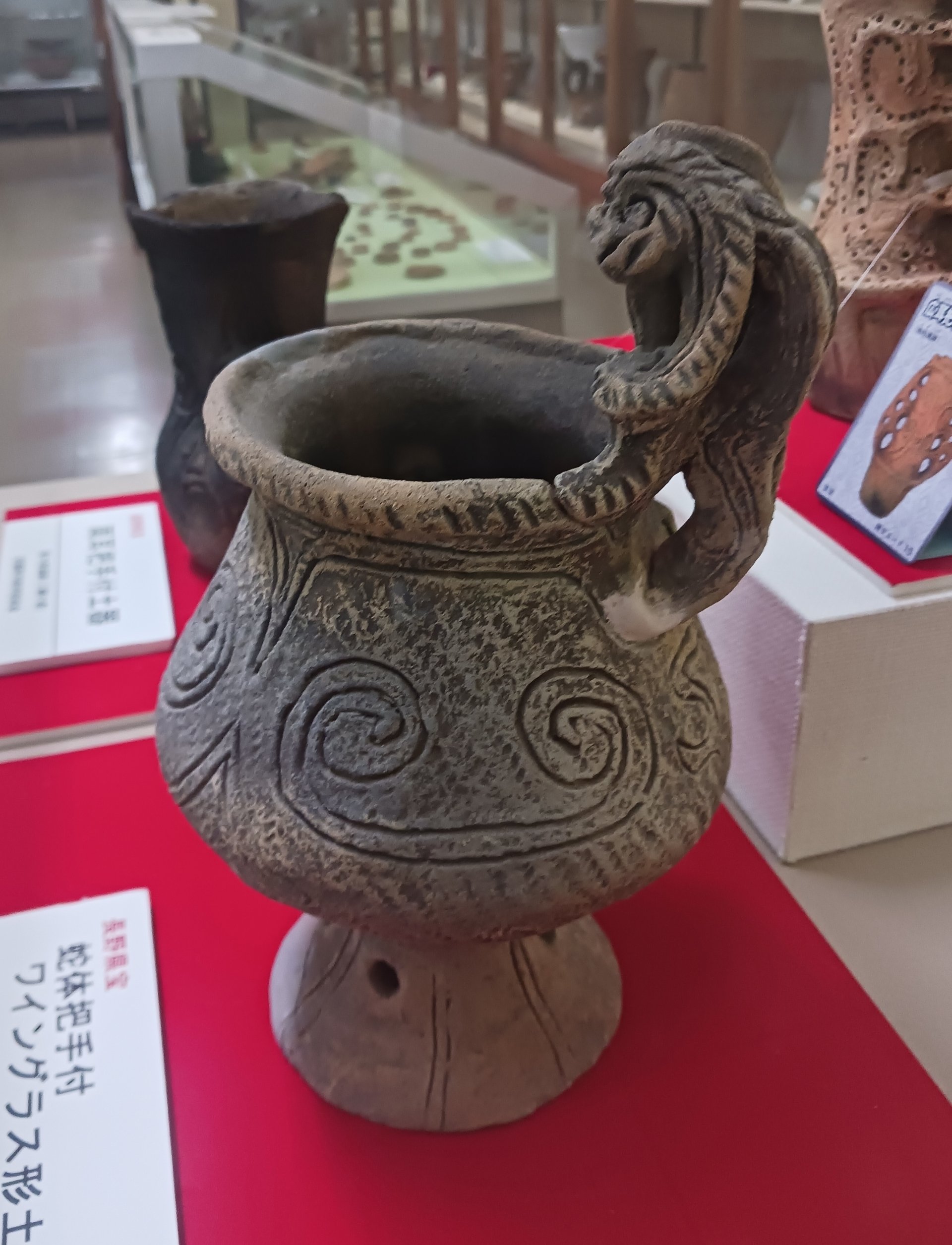 安曇野市穂高郷土資料館の広耳把手付土器（ひろみみとってつきどき