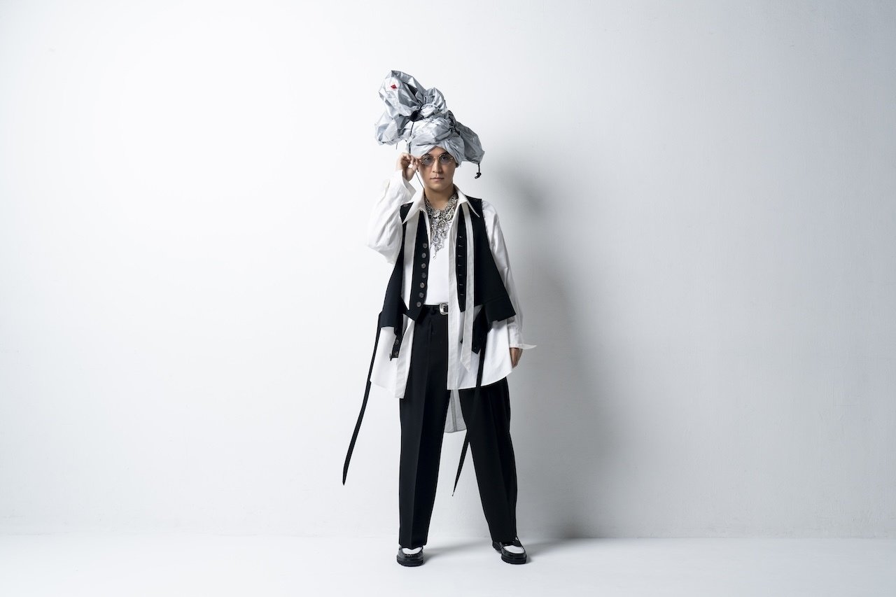 楽曲制作の裏側に迫る #BehindTheSong】スーツ姿にターバンで独特な