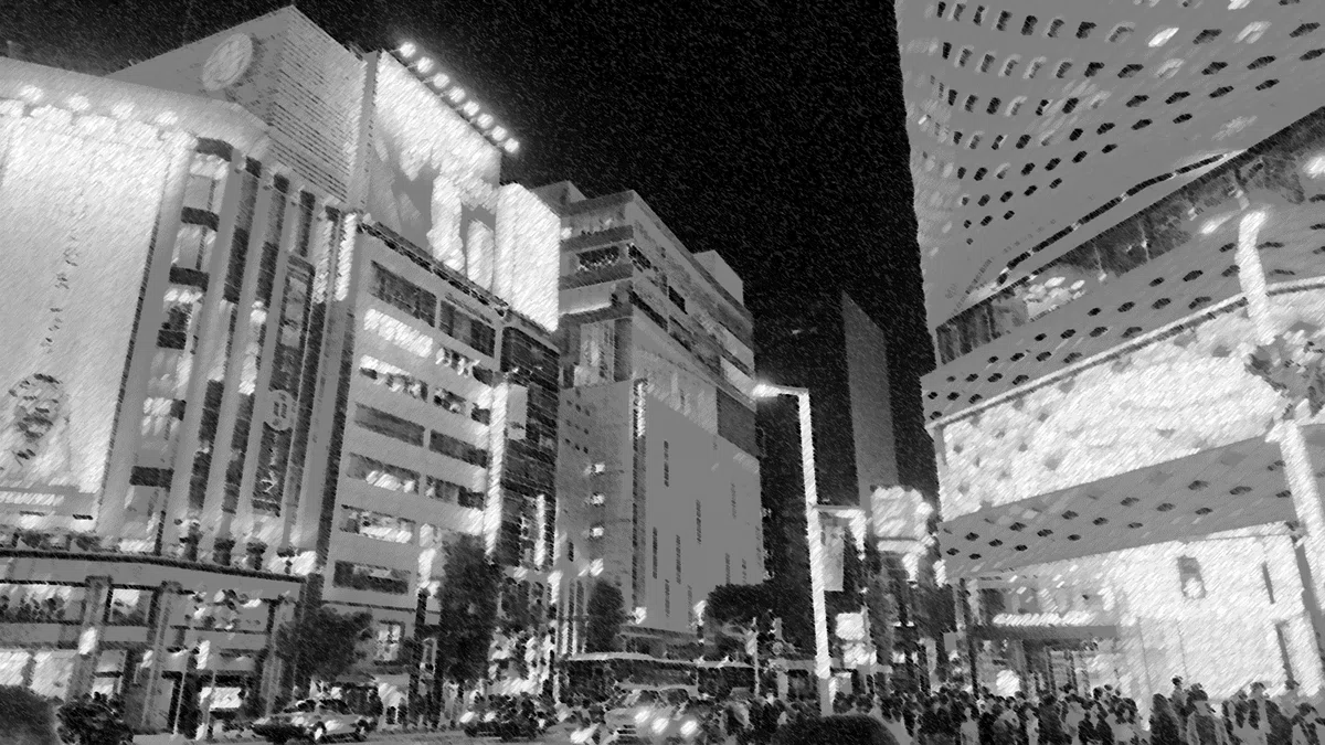 都会の雑踏、交差点の一角。百貨店がライトアップされ、多くの通行人がいきかう。鉛筆画風の白黒写真