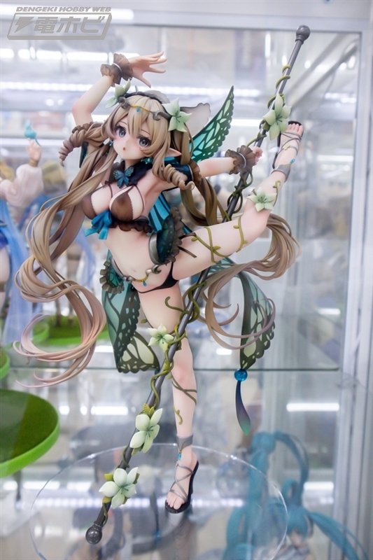セクシーな水着や美しいウェディングドレス姿のヒロインも