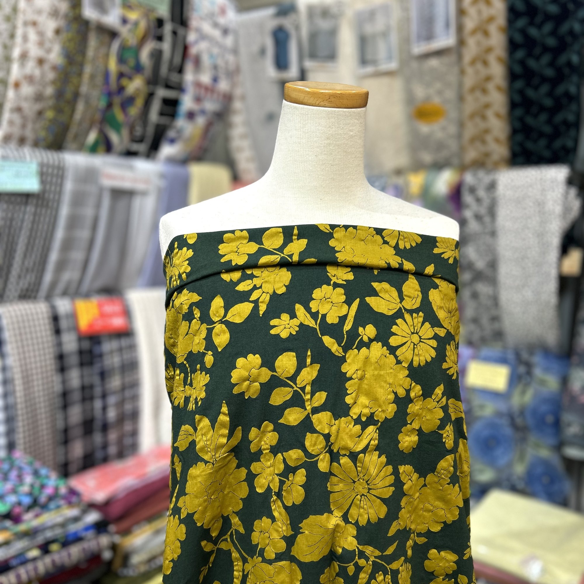 ✂️7/12 本日のおすすめ生地✂️花柄綿80双ローン塩縮加工サッカー(グリーン×イエロー)｜服地のサカモト