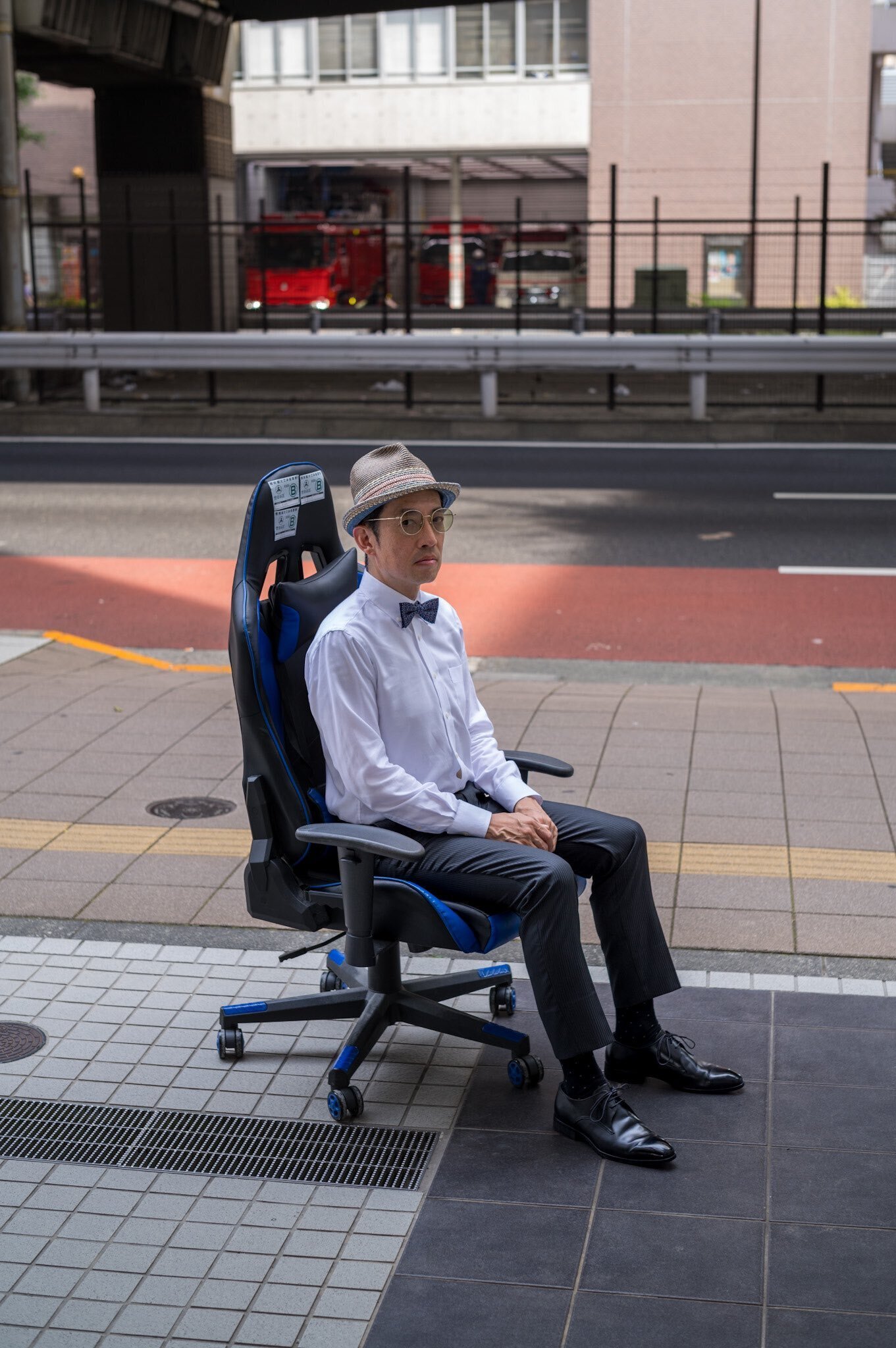 スミマサノリ『5枚の写真で語る捨てられた椅子に座るシリーズ』／都市