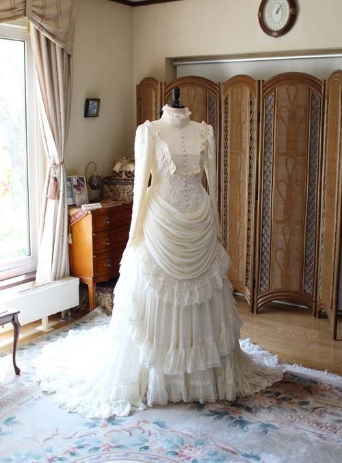 19世紀アンティーク銅版画 新婦と姉妹/友人 花実装飾ウェディングドレス 手彩色 19cアンティーク銅版画 聖書を携えた新婦と姉妹/友人