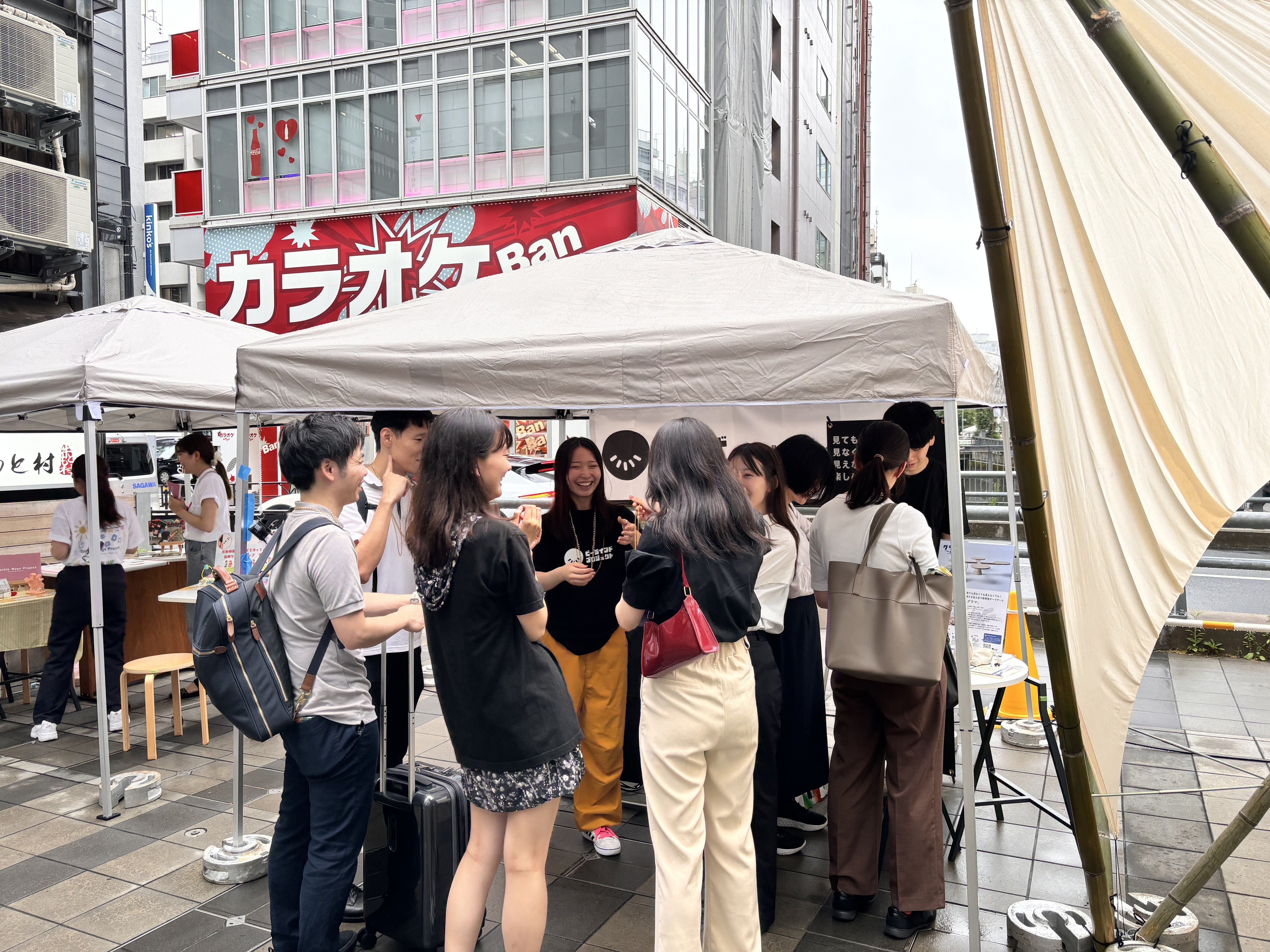 ブースの前にビーラインドスタッフ3名を含め、合計9名でしりとリズムとグラマを体験しています。