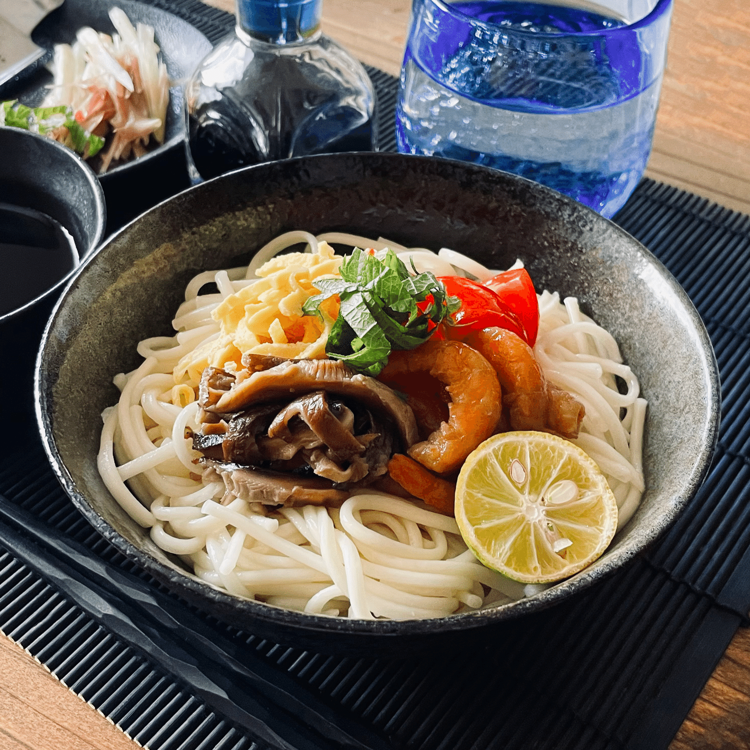 徳島県の郷土料理「半田そうめん（海老だしつゆver.）」｜as