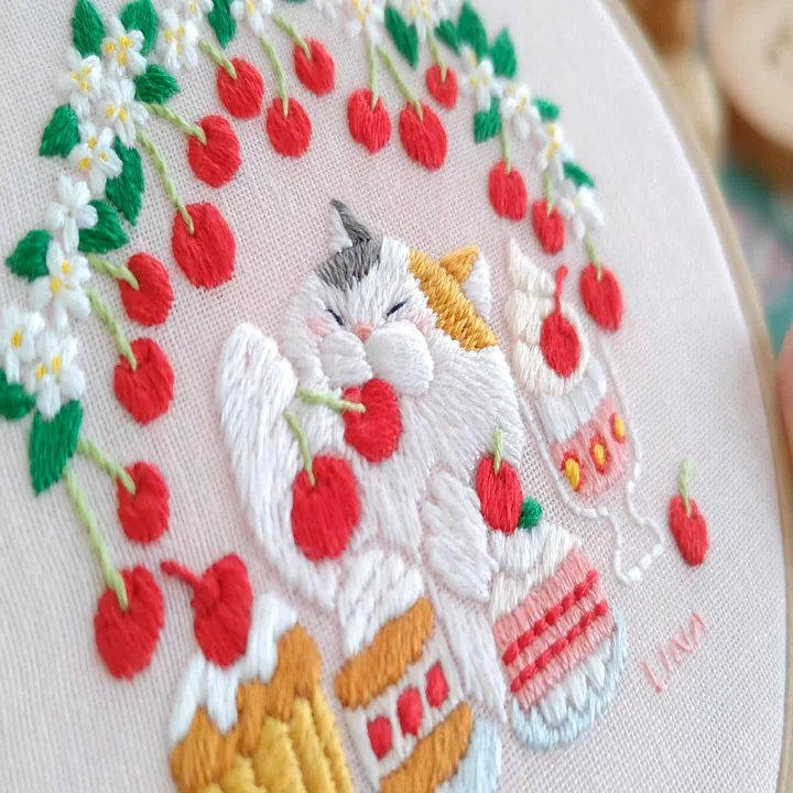 今週の刺繍「猫さんのサクランボ」｜内山理奈