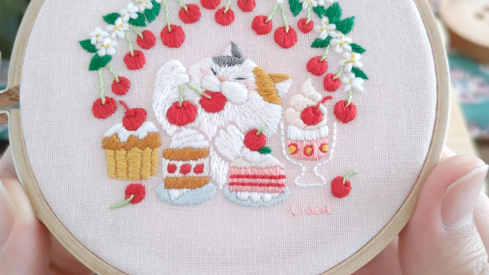 今週の刺繍「猫さんのサクランボ」｜内山理奈