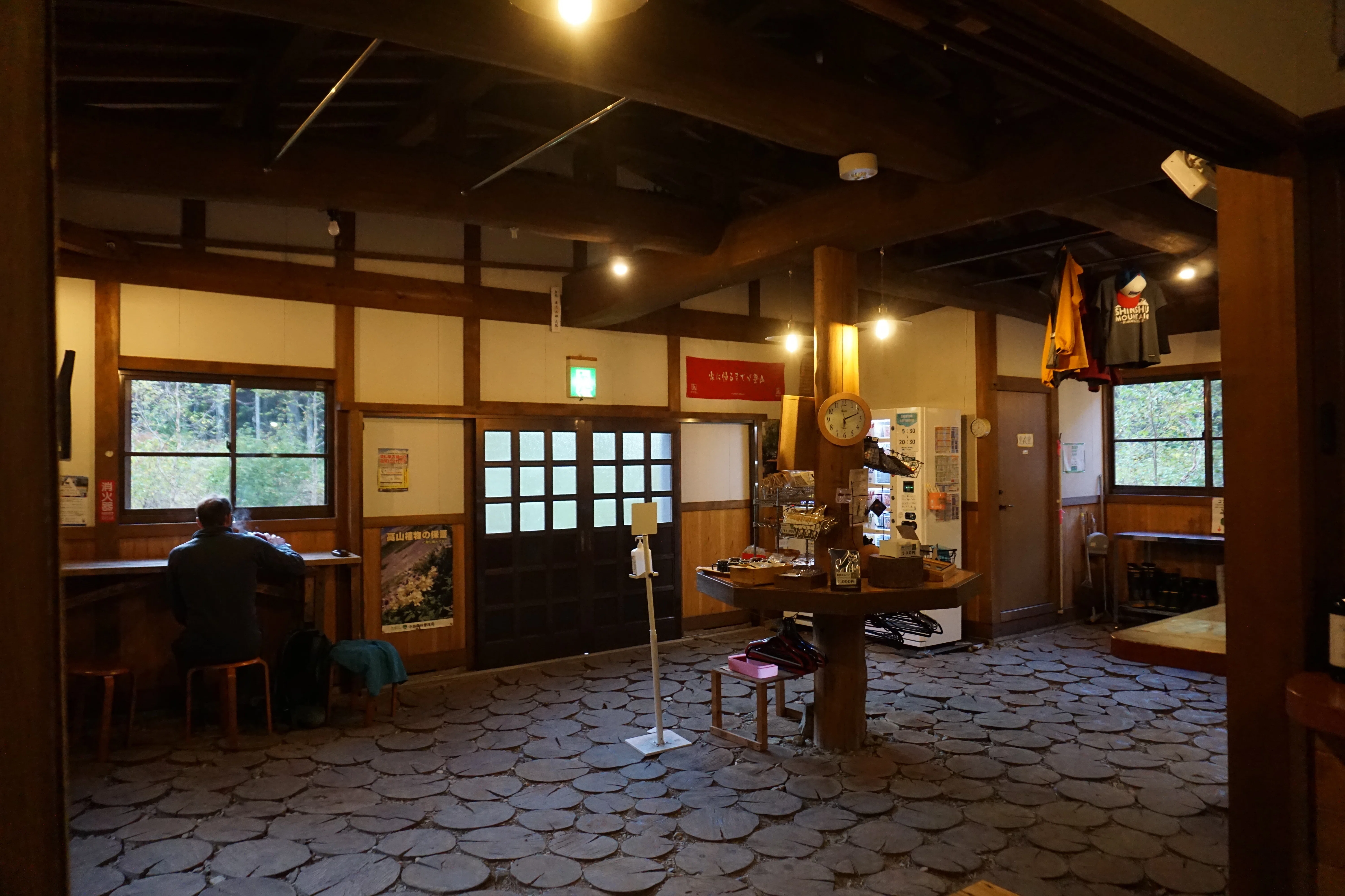 約100軒の山小屋をリアル取材した雑誌『PEAKS』の「北アルプス山小屋