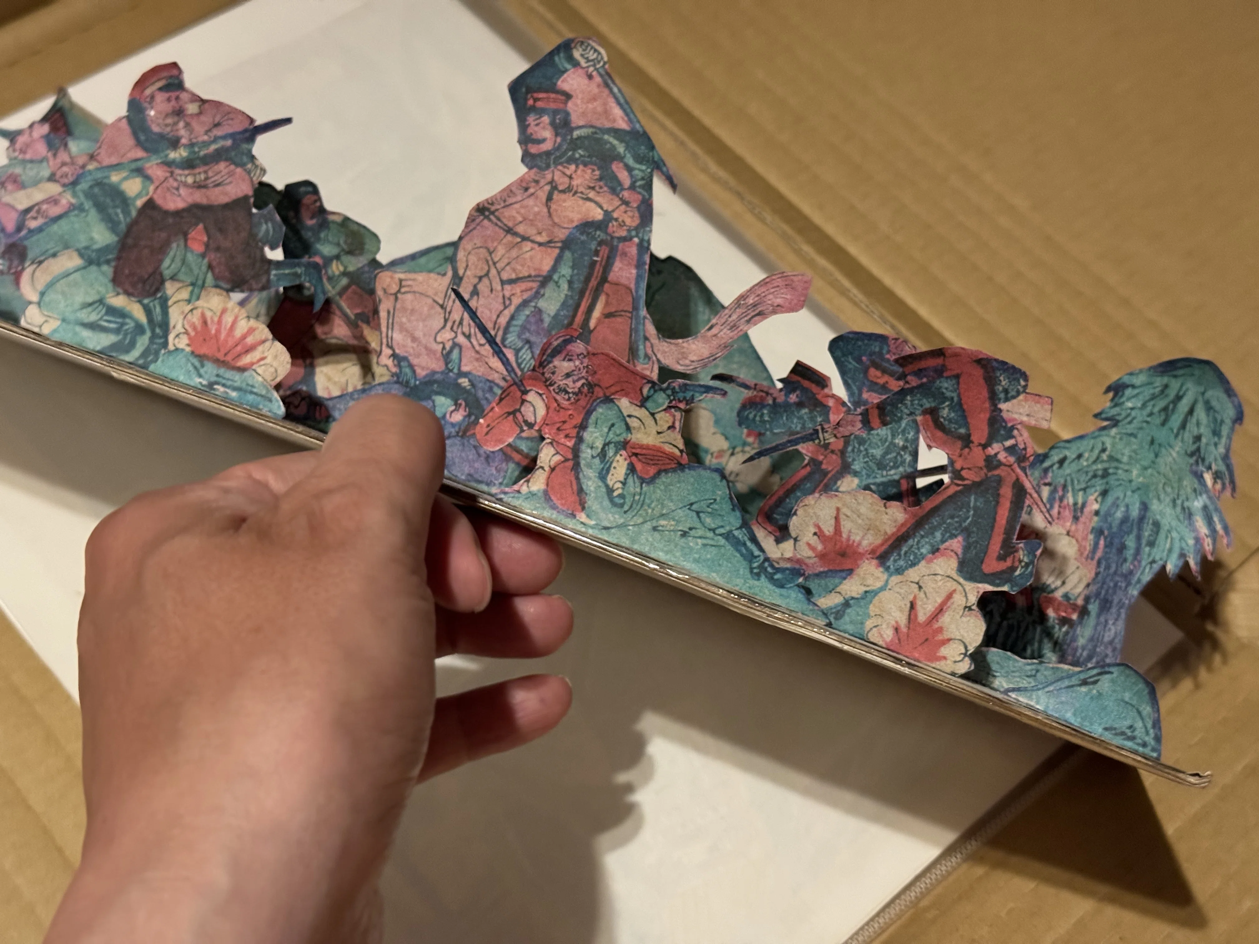 立体で日露戦争などの戦闘場面を再現する「組上」「おもちゃ絵」は