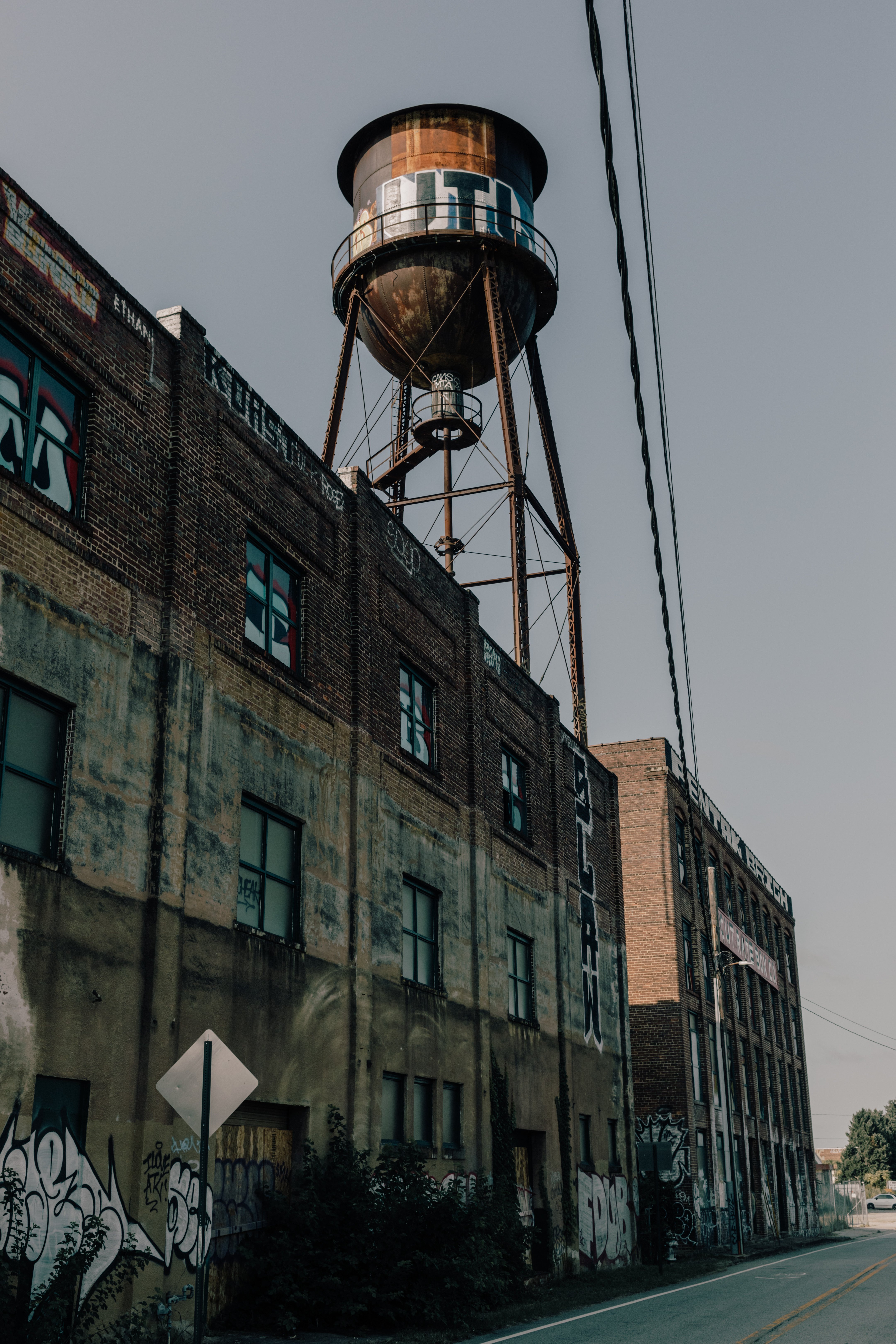 錆びた給水塔｜MOJA MOJA
