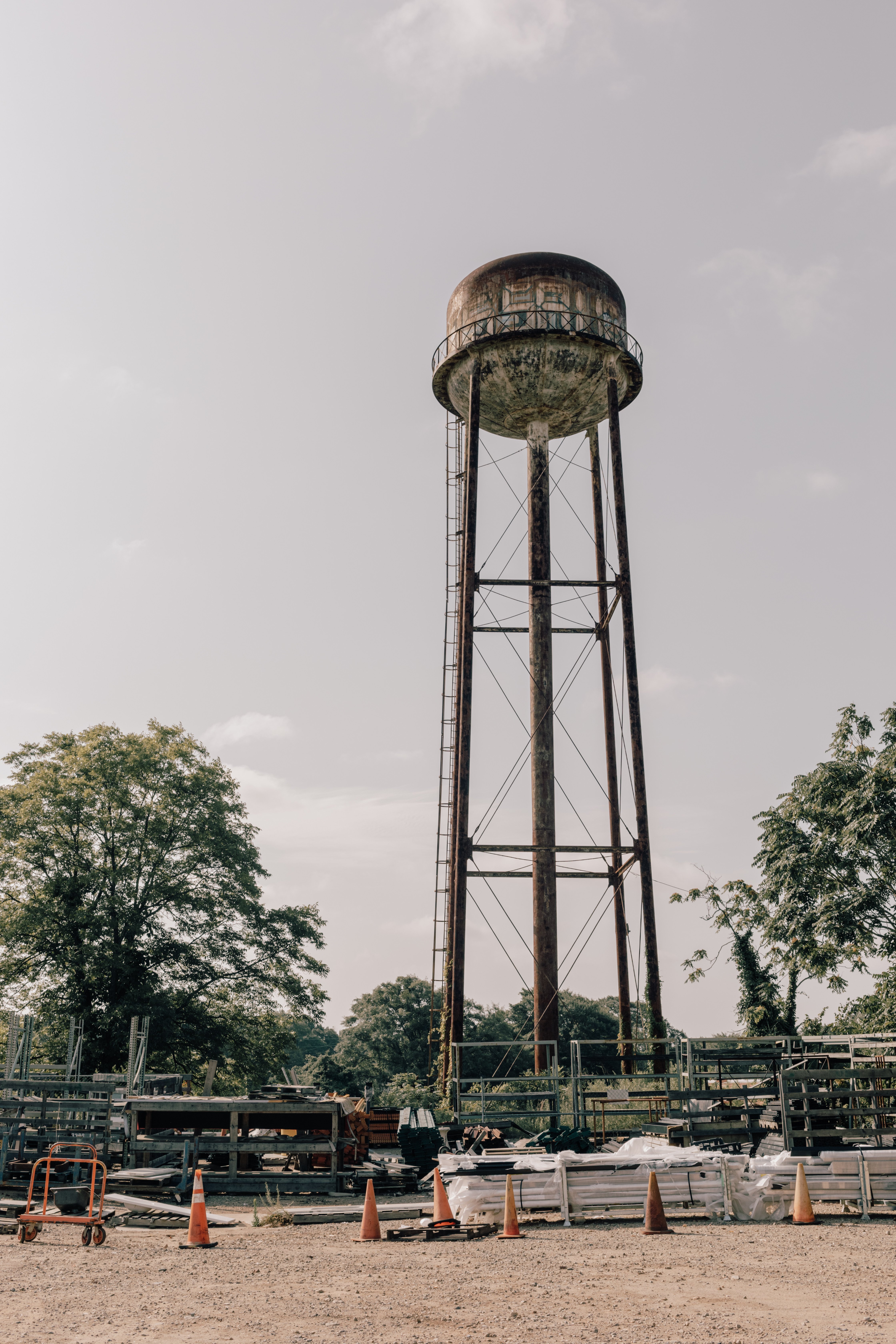 錆びた給水塔｜MOJA MOJA