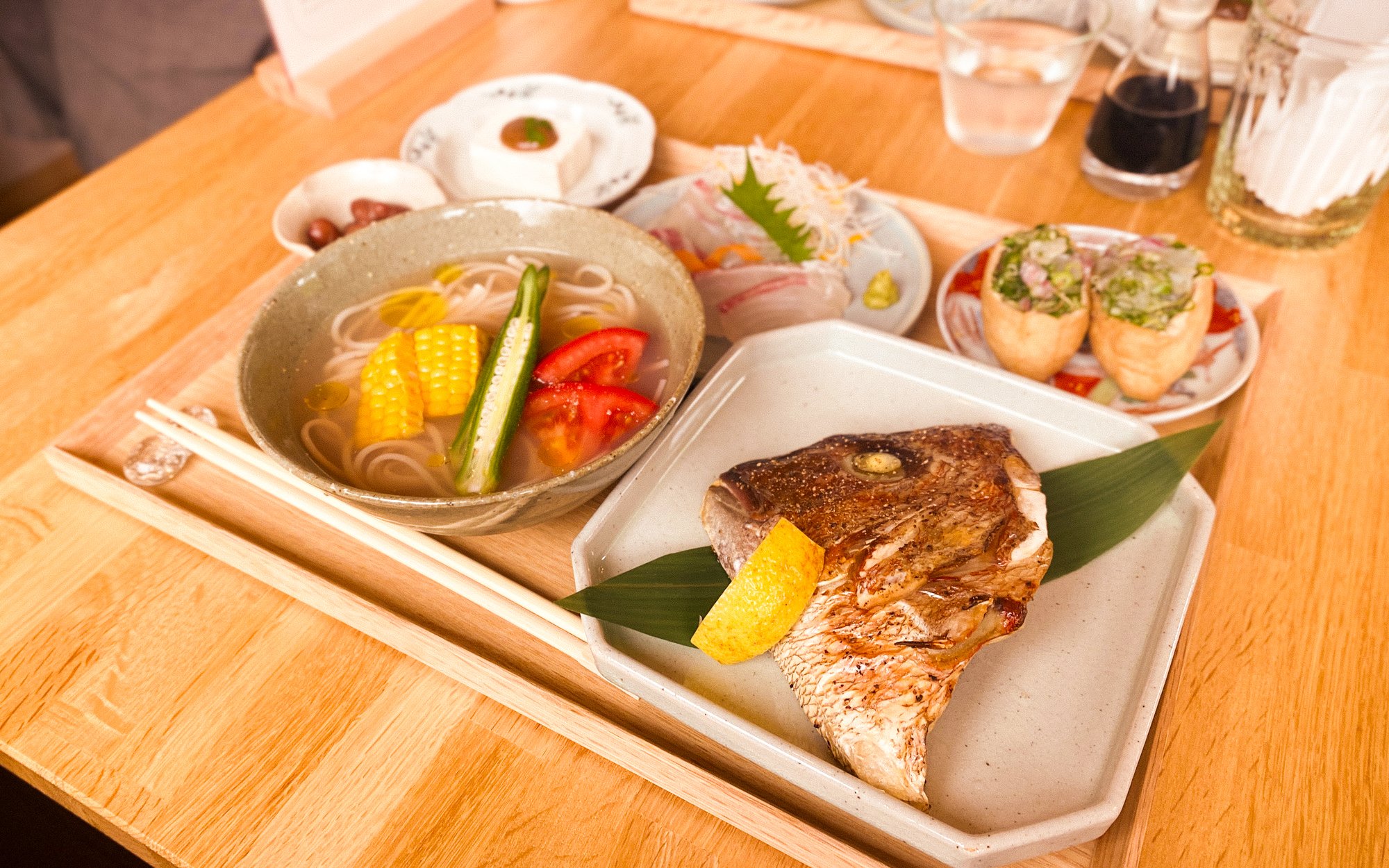 枝付きの柿、焼きたての餅、頭付きの鯛。南伊勢の「感動」をあたため