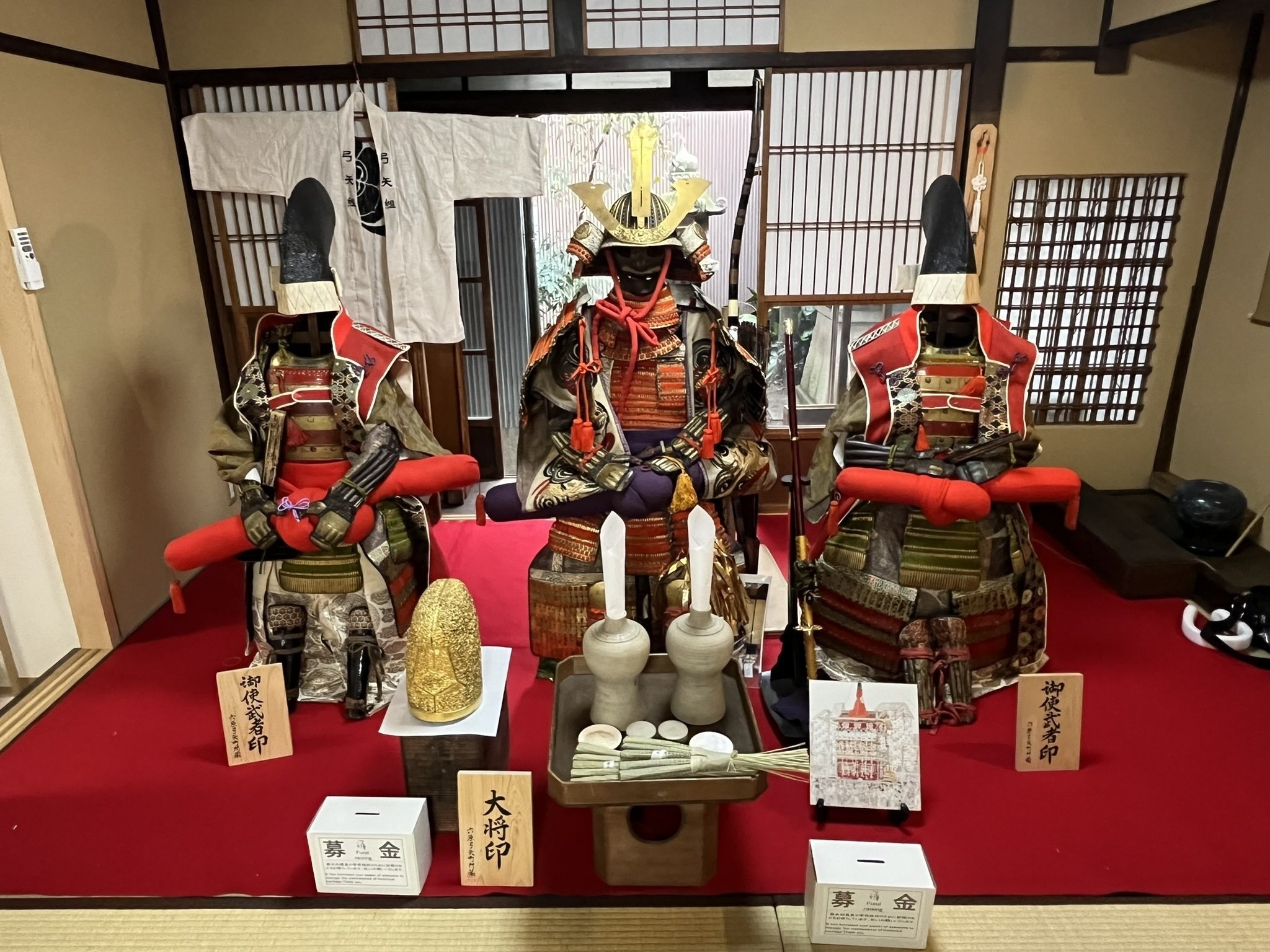 伝統的な日本の武具飾り 祇園祭 弓矢町武具飾り｜Akiko