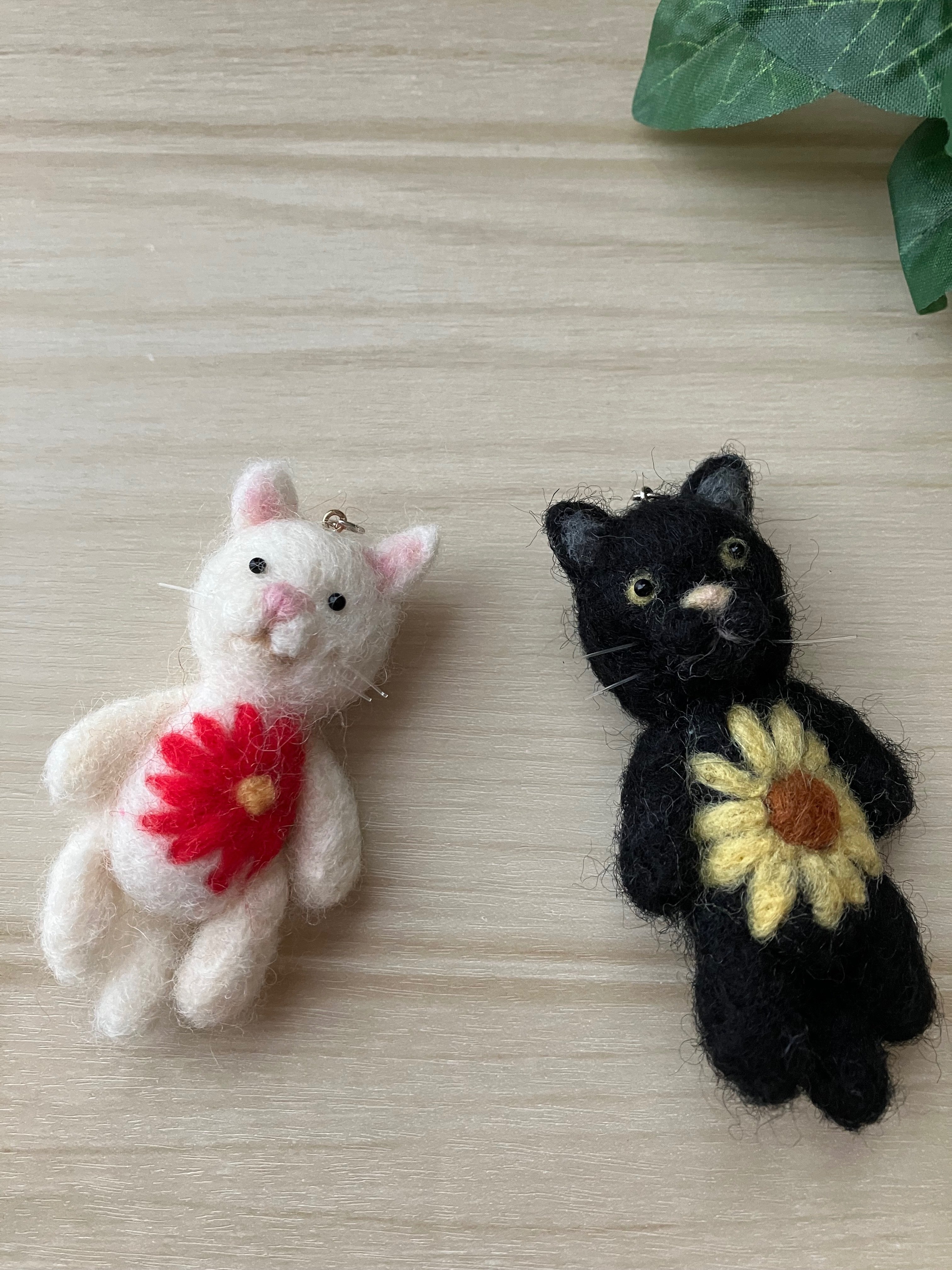 kuro nekoさま購入予定 めいこむぎ様 猫 羊毛フェルトストラップ