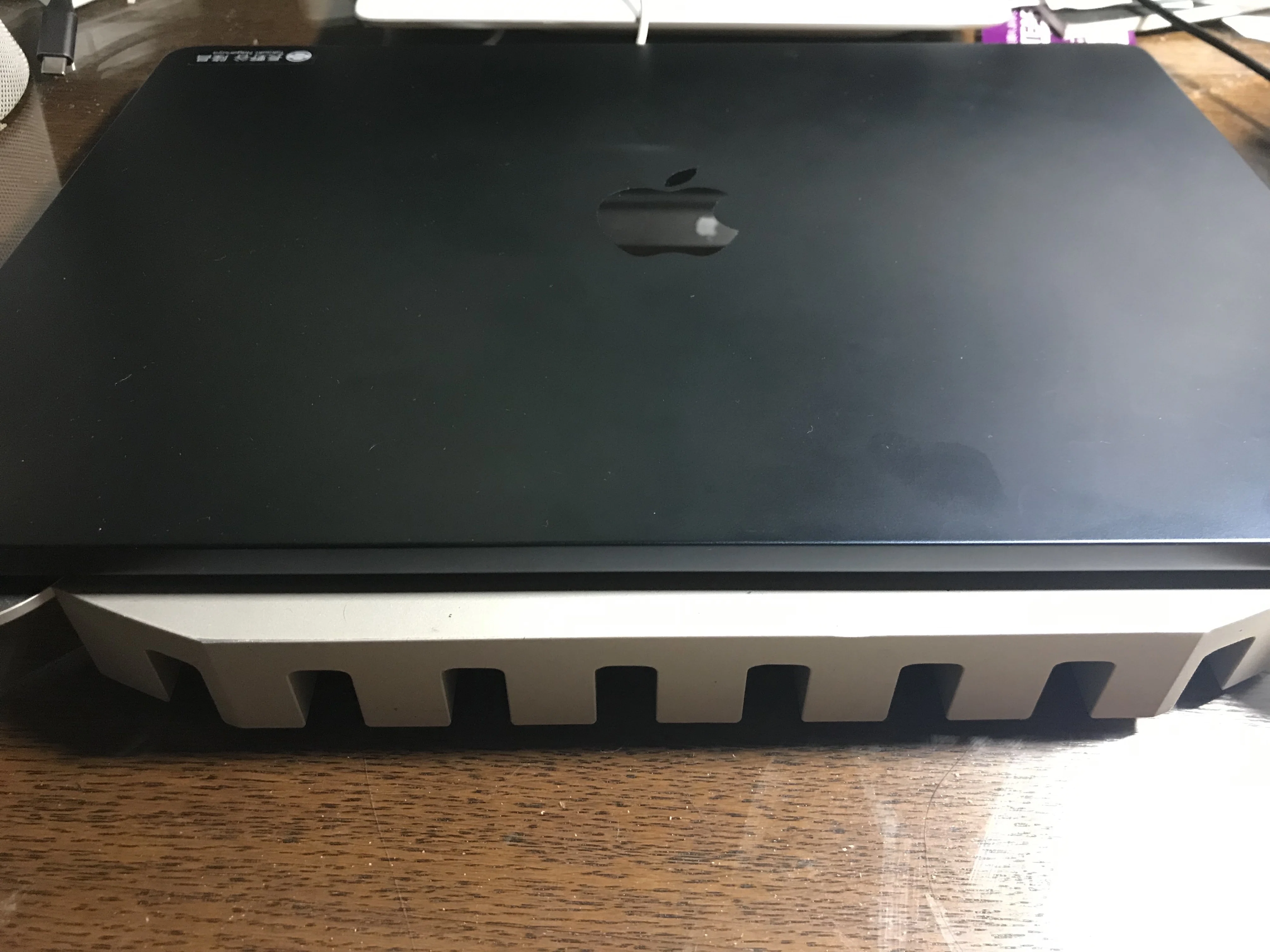 静冷台　ずっしり重いアルミ削り出し　ファンレスノートPCの放熱に M2 MacBook Airに放熱周辺機器を｜Piyomaru