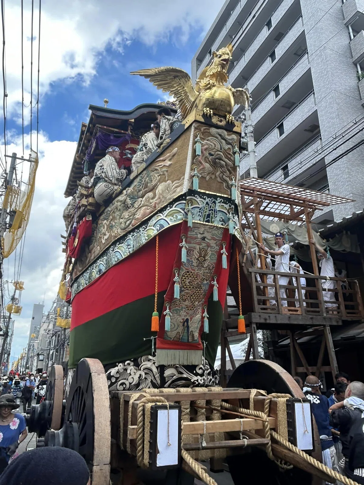 船鉾の絢爛豪華な鷁や飾り 後祭では黄金の大船鉾の龍頭に視線が集まる|達磨の眼【伝統文化を世界へ】