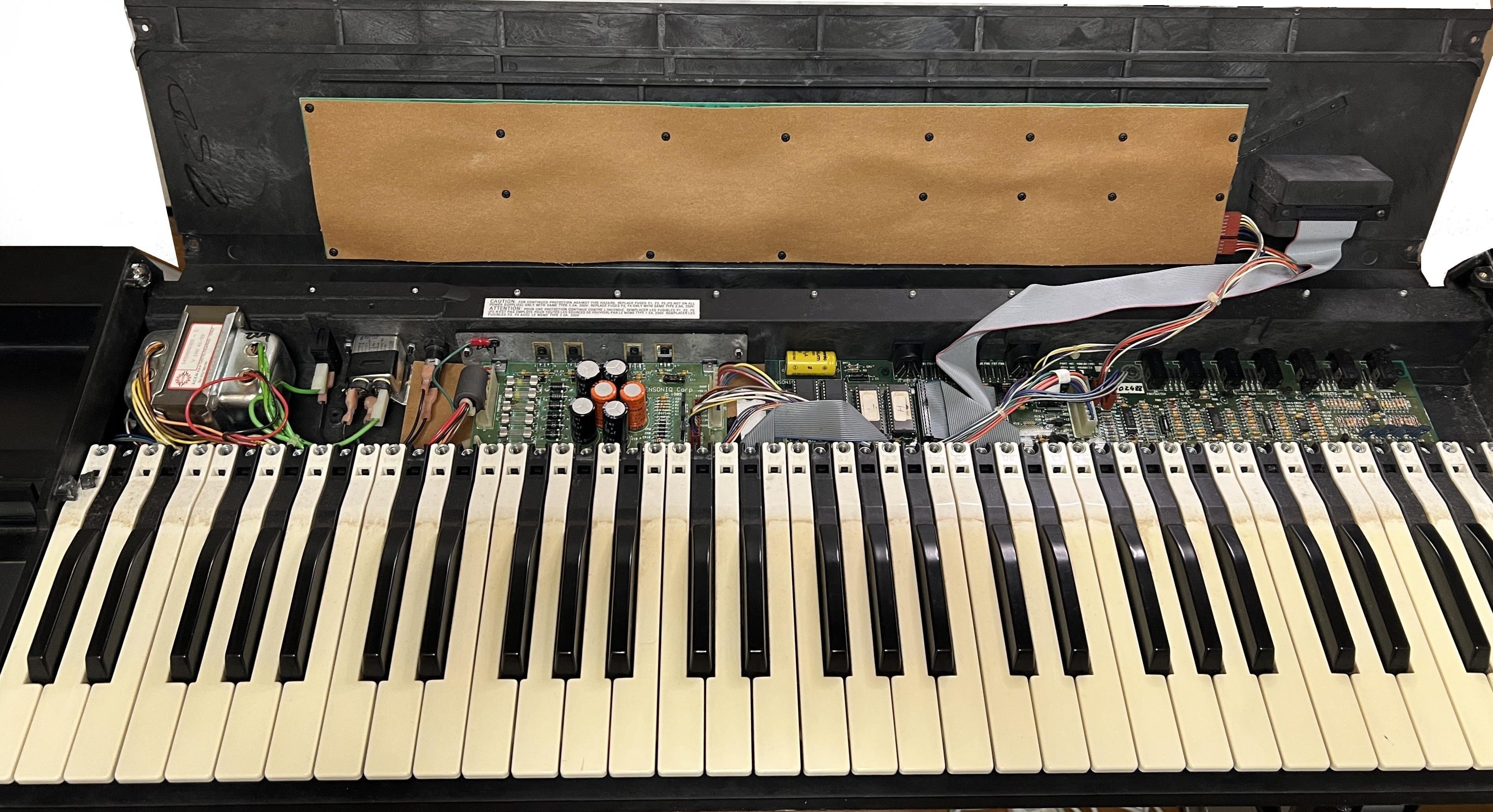 名機修理レポート「ensoniq VFX-SD」を救え!!【其の三/ホルダー