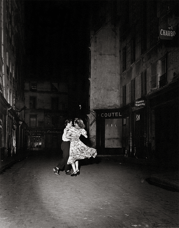 ロベール・ドアノー　1994年　ROBERT DOISNEAU フランス製 フランス製】「パリ市庁舎前のキス」2 ロベール・ドアノー 写真