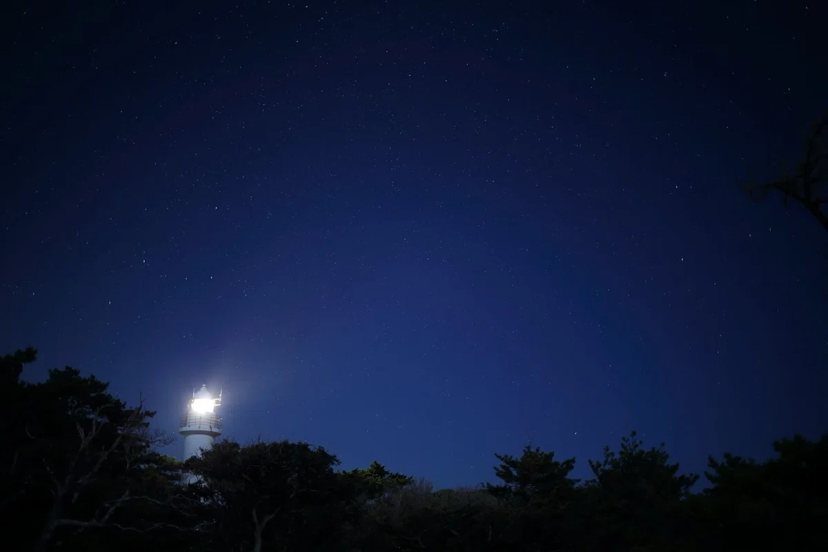 東京都 灯台と星空 © ibumon