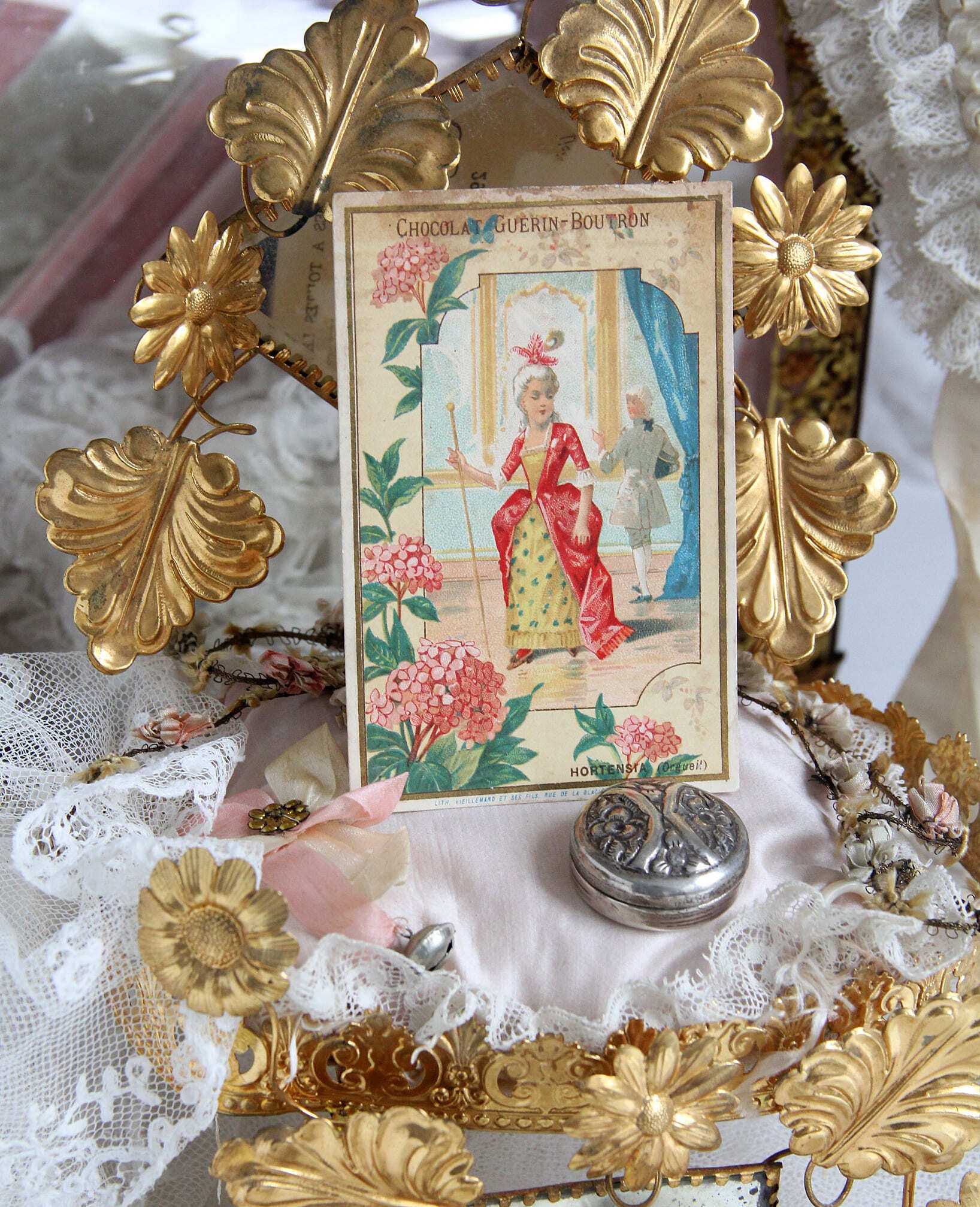 フランスアンティークフレーム素敵な オーバル　額　レア1900年　レース付き フランスアンティークフレーム素敵な オーバル 額 レア1900年