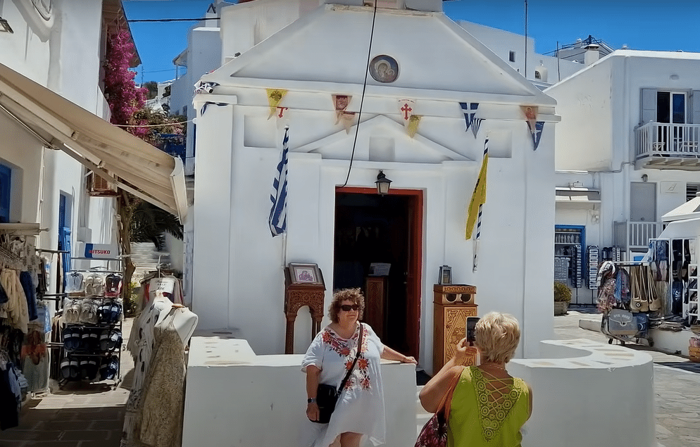 エーゲ海に浮かぶ魅惑的なミコノス島のウォーキングツアー動画を紹介