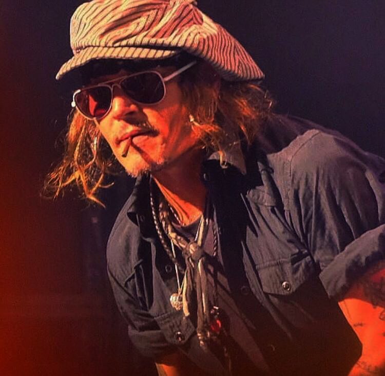 Johnny Depp(ジョニーデップ) の 胸元に Bobby Art Leather Johnny Depp(ジョニーデップ) の 胸元に Bobby Art Leather