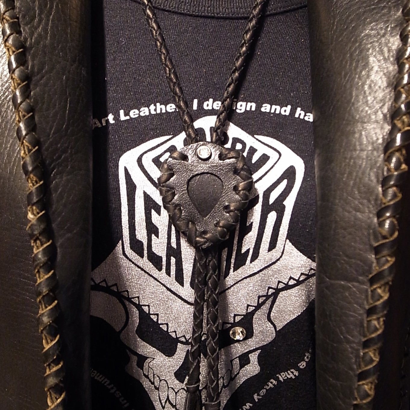 Johnny Depp(ジョニーデップ) の 胸元に Bobby Art Leather Johnny Depp(ジョニーデップ) の 胸元に Bobby Art Leather