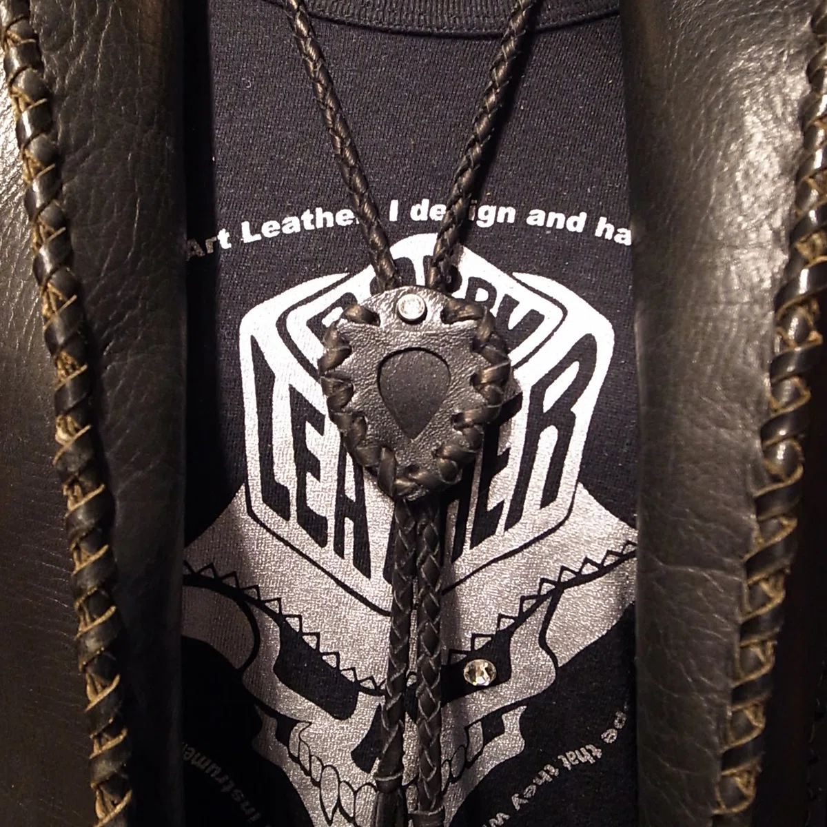Johnny Depp(ジョニーデップ) の 胸元に Bobby Art Leather ギター 