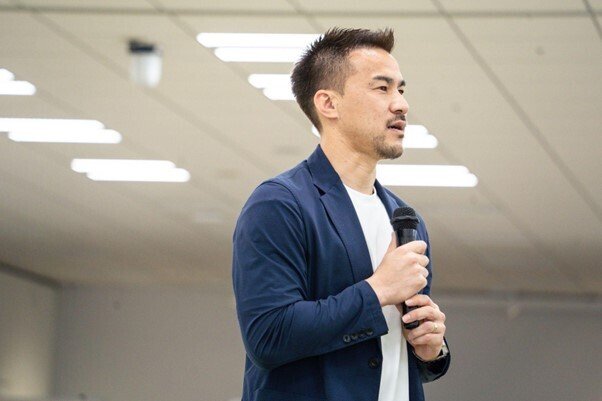 元サッカー日本代表岡崎慎司選手ら来社】スポンサーチームの選手