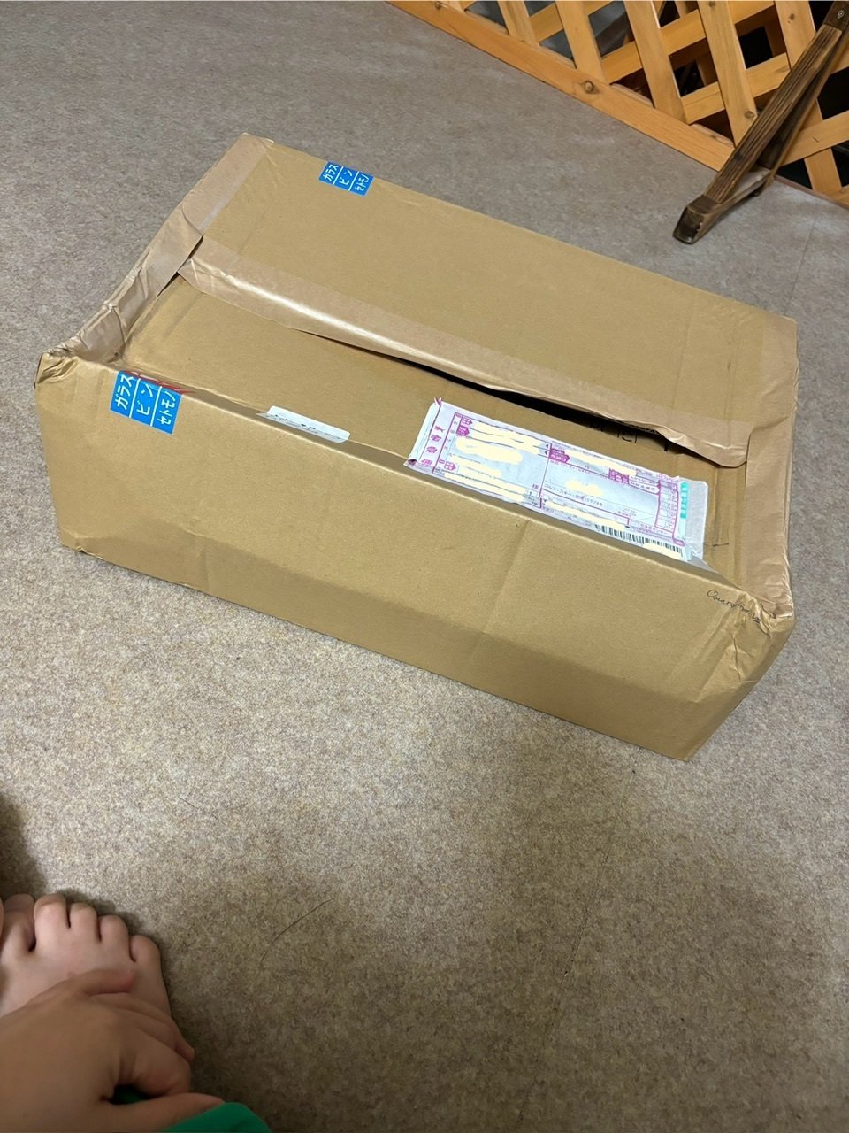 黒猫で届いた箱が海外配送かと思う程ズタボロボロで仰天した話｜MariKusu