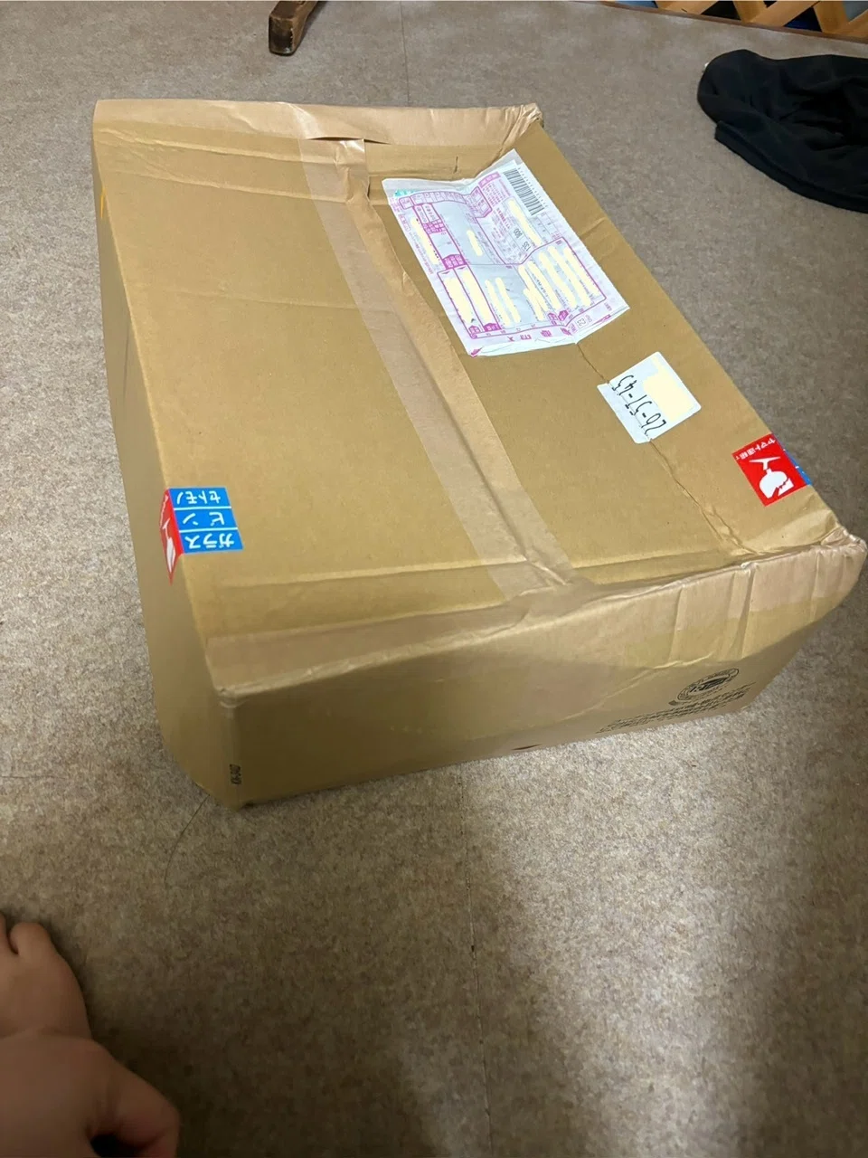 黒猫で届いた箱が海外配送かと思う程ズタボロボロで仰天した話｜MariKusu