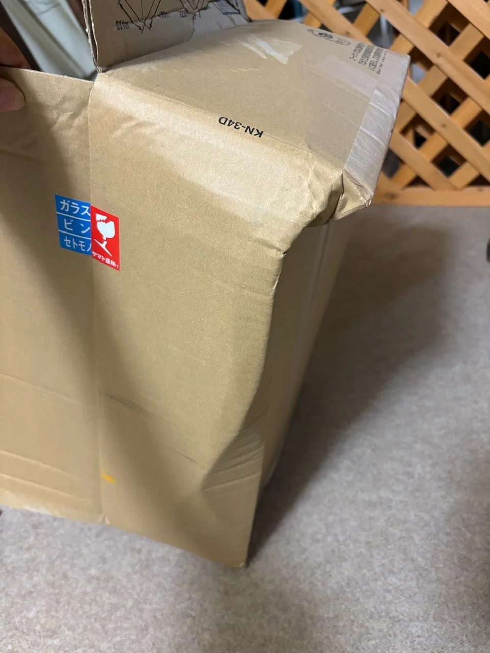 黒猫で届いた箱が海外配送かと思う程ズタボロボロで仰天した話｜MariKusu