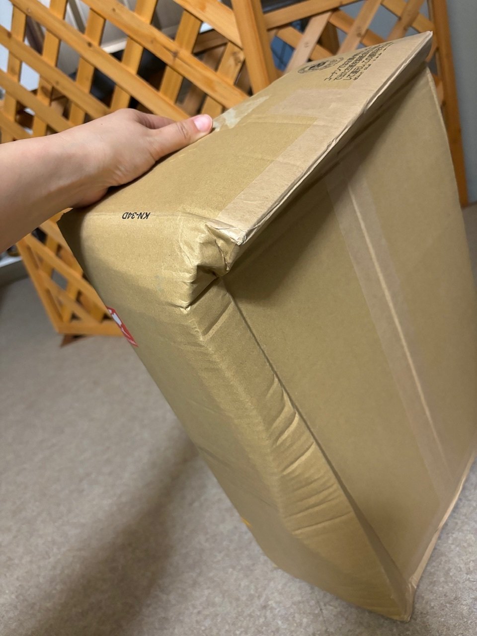 黒猫で届いた箱が海外配送かと思う程ズタボロボロで仰天した話|MariKusu 黒猫で届いた箱が海外配送かと思う程ズタボロボロで仰天した話|MariKusu