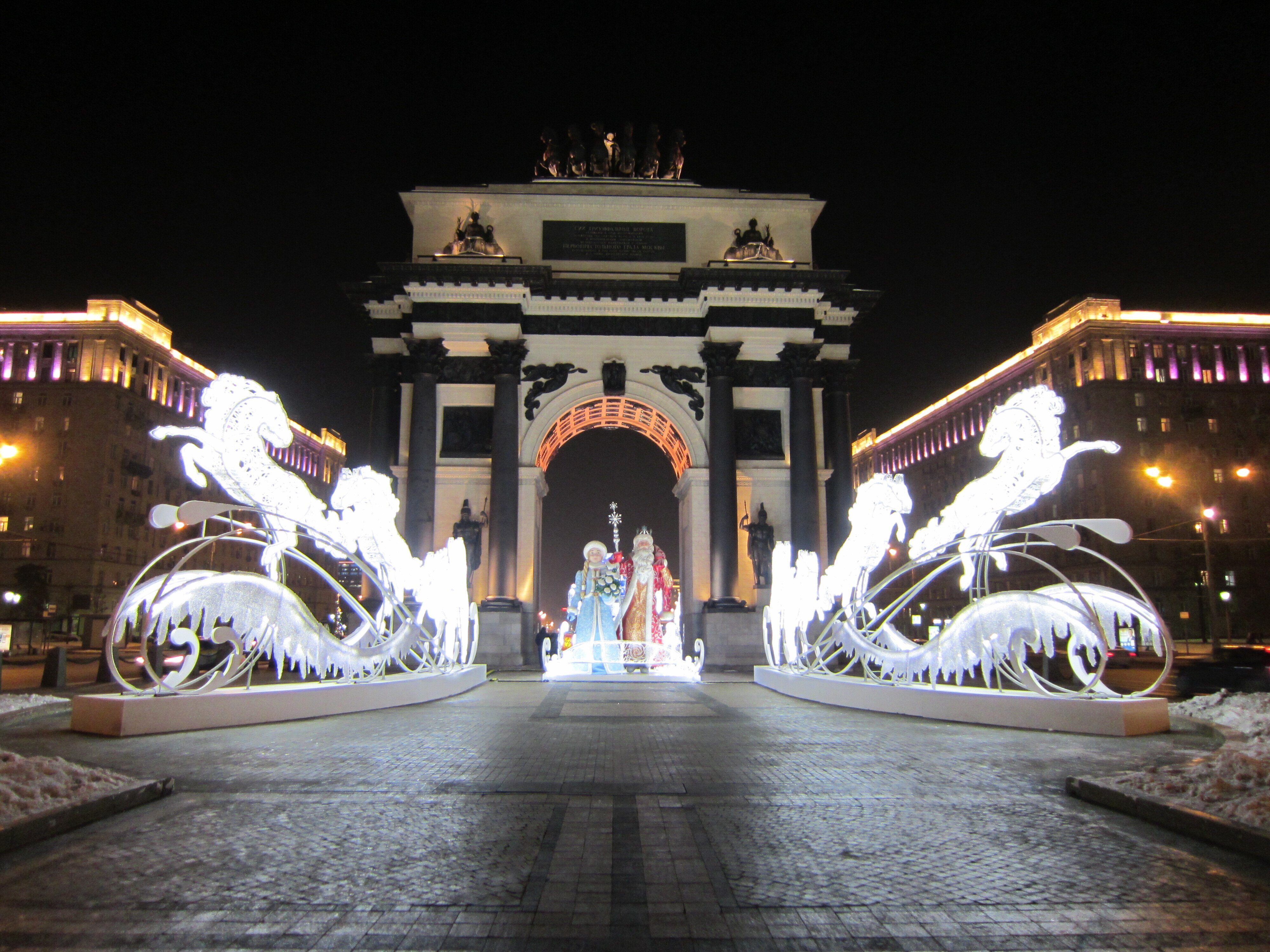 8月30日は、凱旋門ができた日｜チェブラーシカ