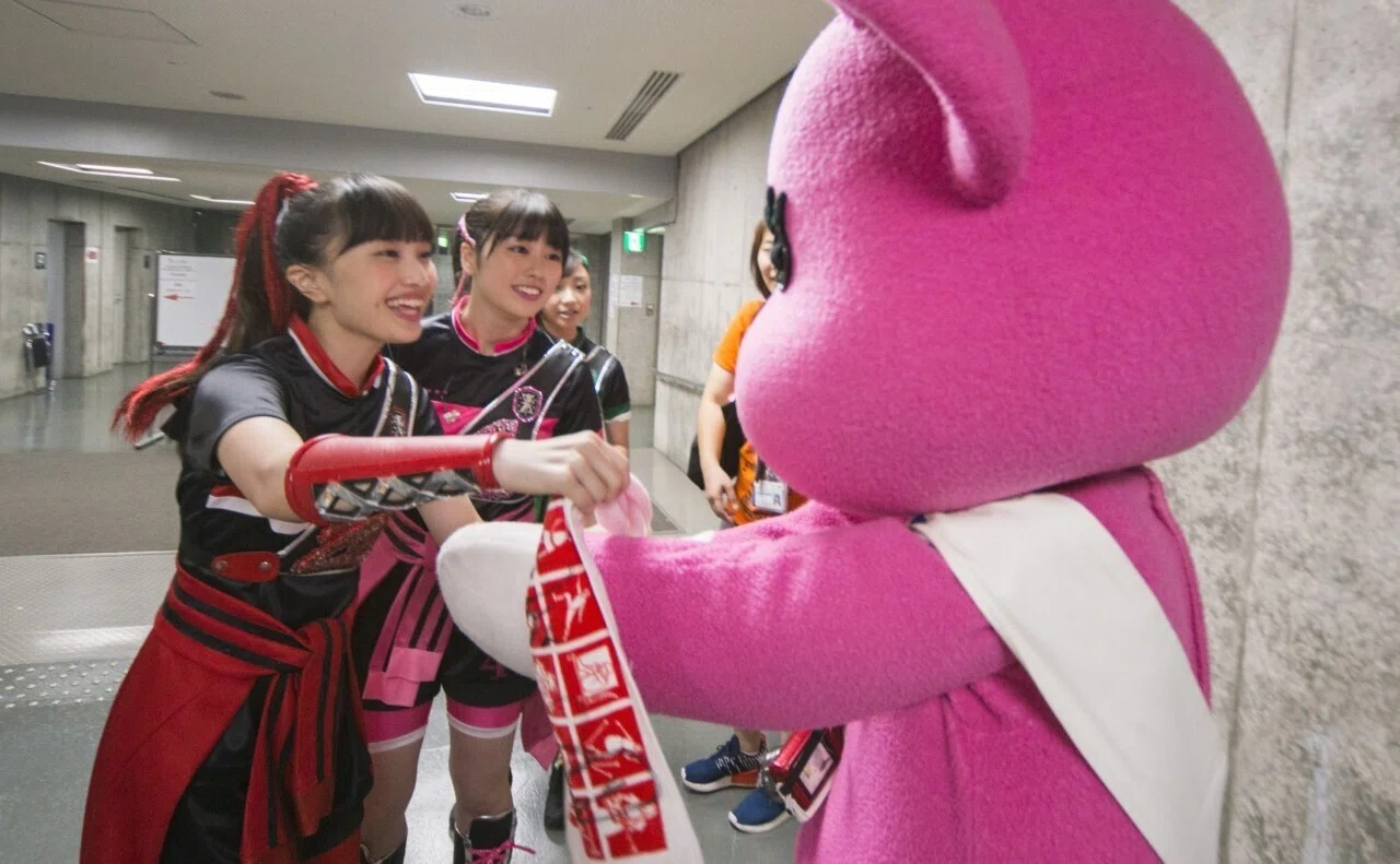 ももクロのライブにモモが乱入！？ まさかのステージ登場！｜モモなび
