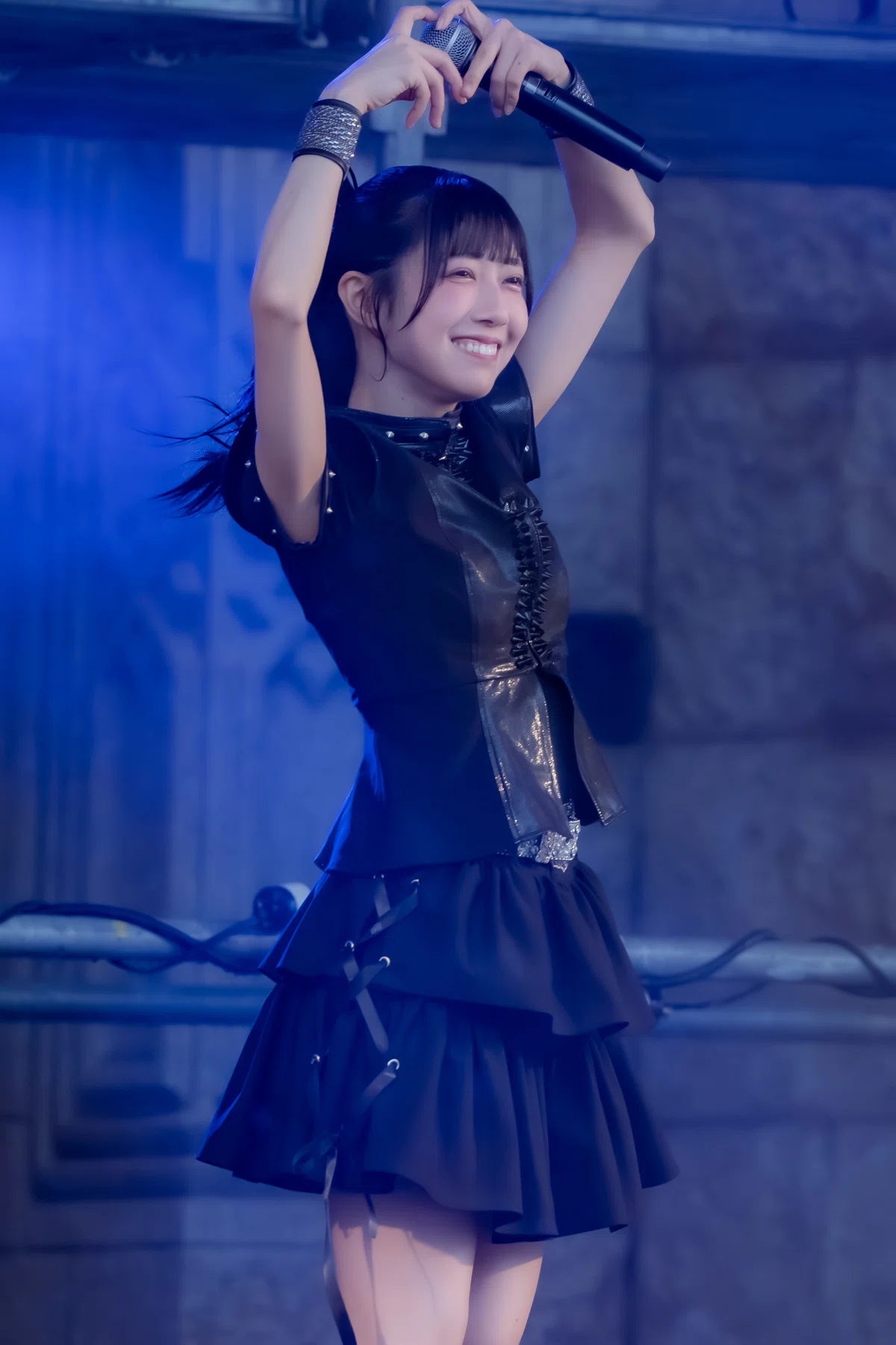 頭上でハートを作る増田陽凪さん
