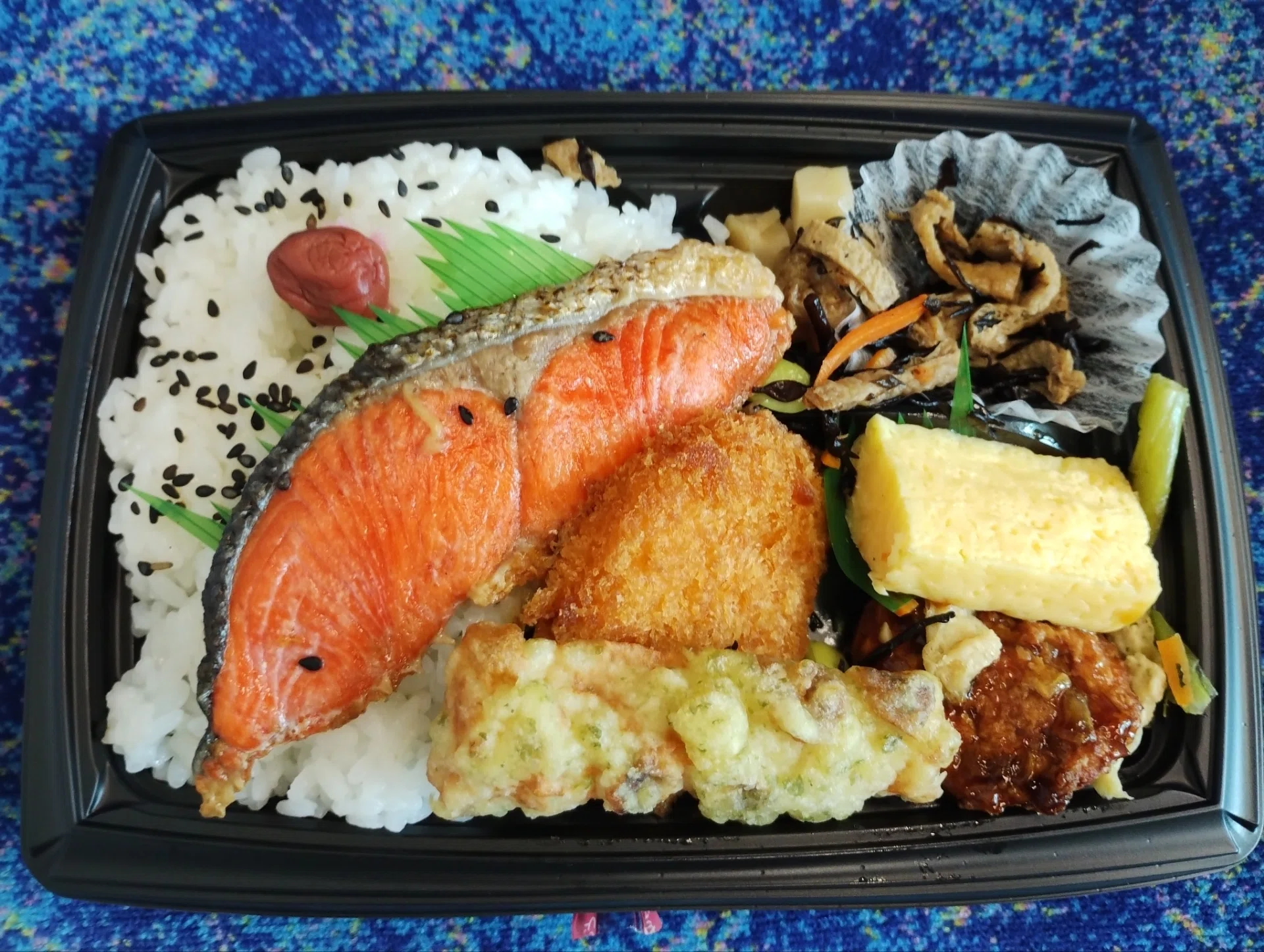 NewDays】炙り焼紅鮭幕の内弁当｜電話番＠note