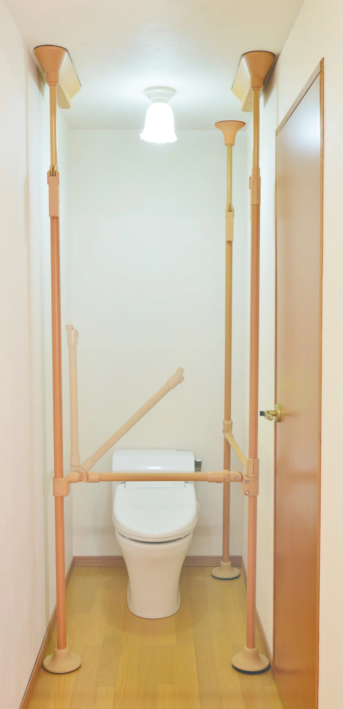 手すりのえらび方【トイレ】｜マツ六開発企画部のひとり