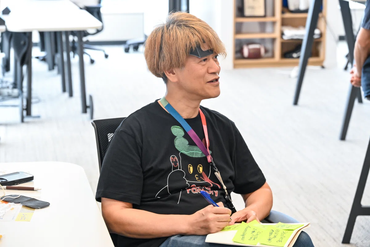 質問をする八木橋パチさんの写真。