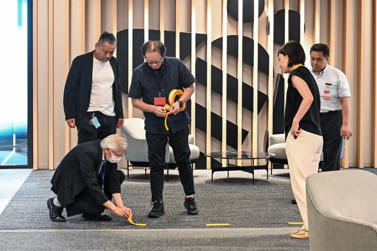 25cm程度にカットしたココテープをタイルカーペットに破線状に設置している写真。