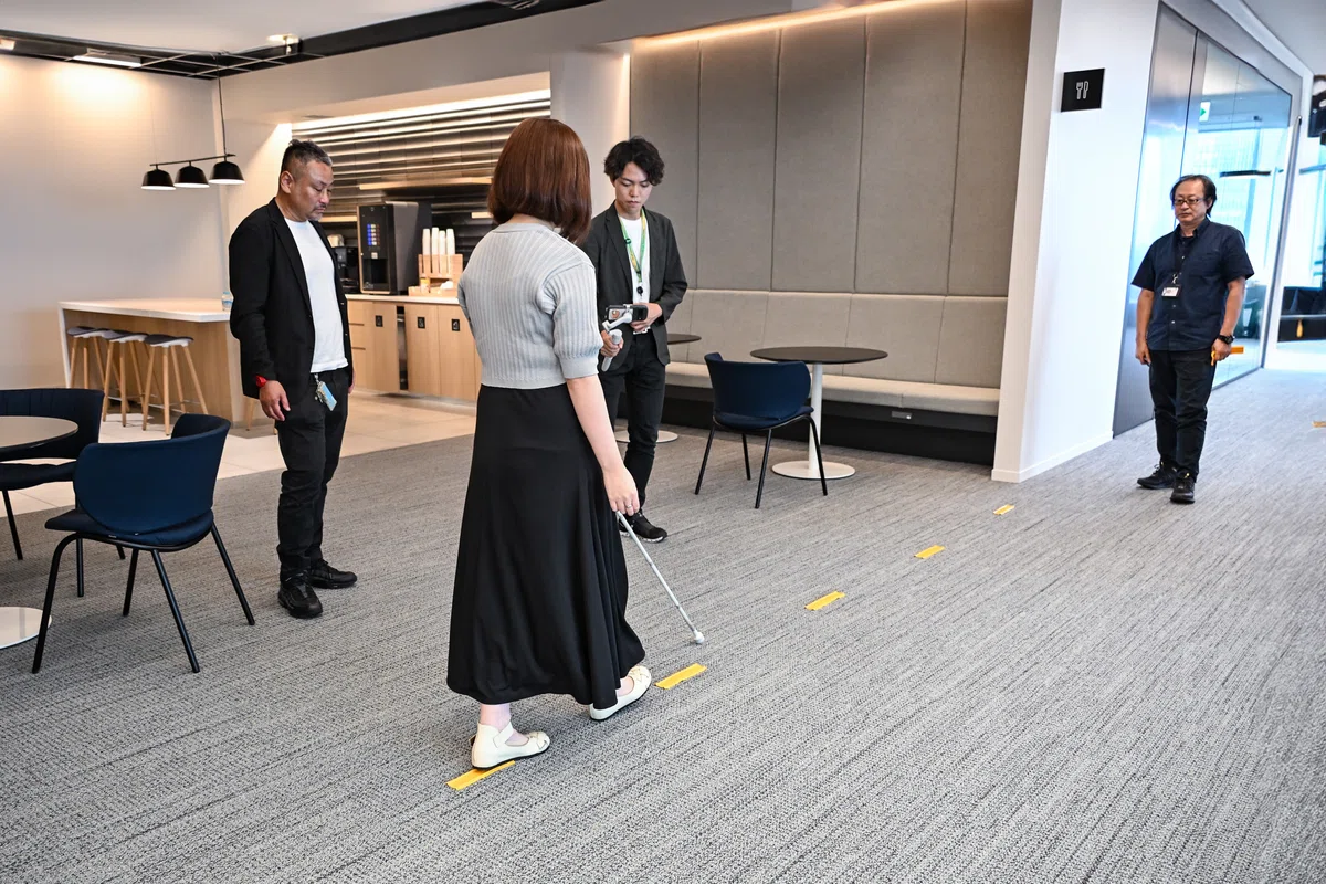 破線状に設置されたココテープをリードユーザーが歩行テストしている写真。