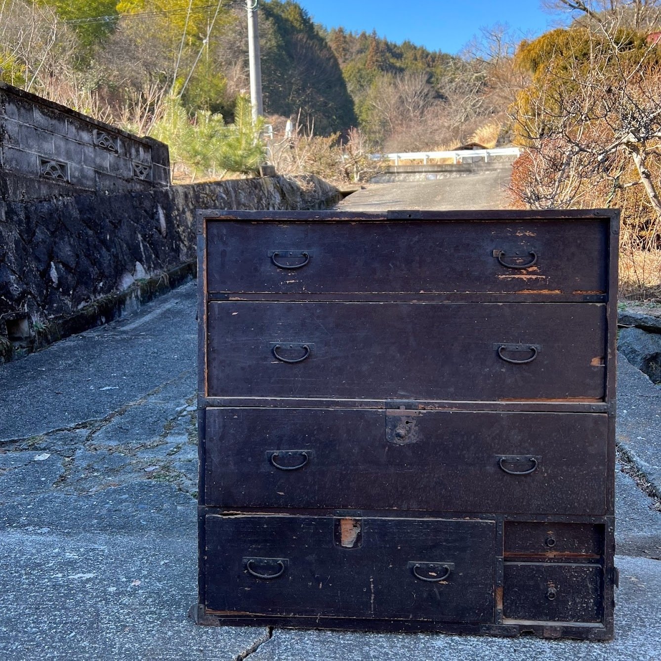 60年前のアンティーク家具（箪笥）こんな風合いのリメイクをお譲ります！ 楽天市場】1点物 アンティーク 和箪笥 中古 リメイク品 木の脚付き