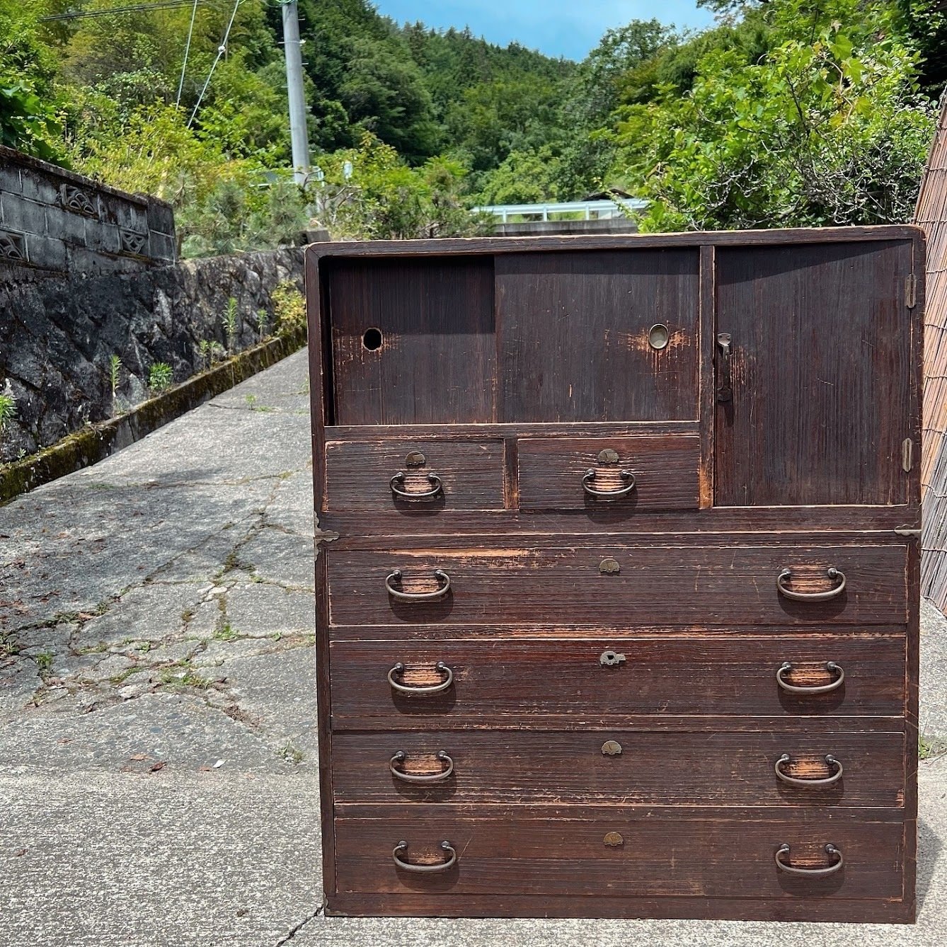 60年前のアンティーク家具（箪笥）こんな風合いのリメイクをお譲ります！ 楽天市場】1点物 アンティーク 和箪笥 中古 リメイク品 木の脚付き