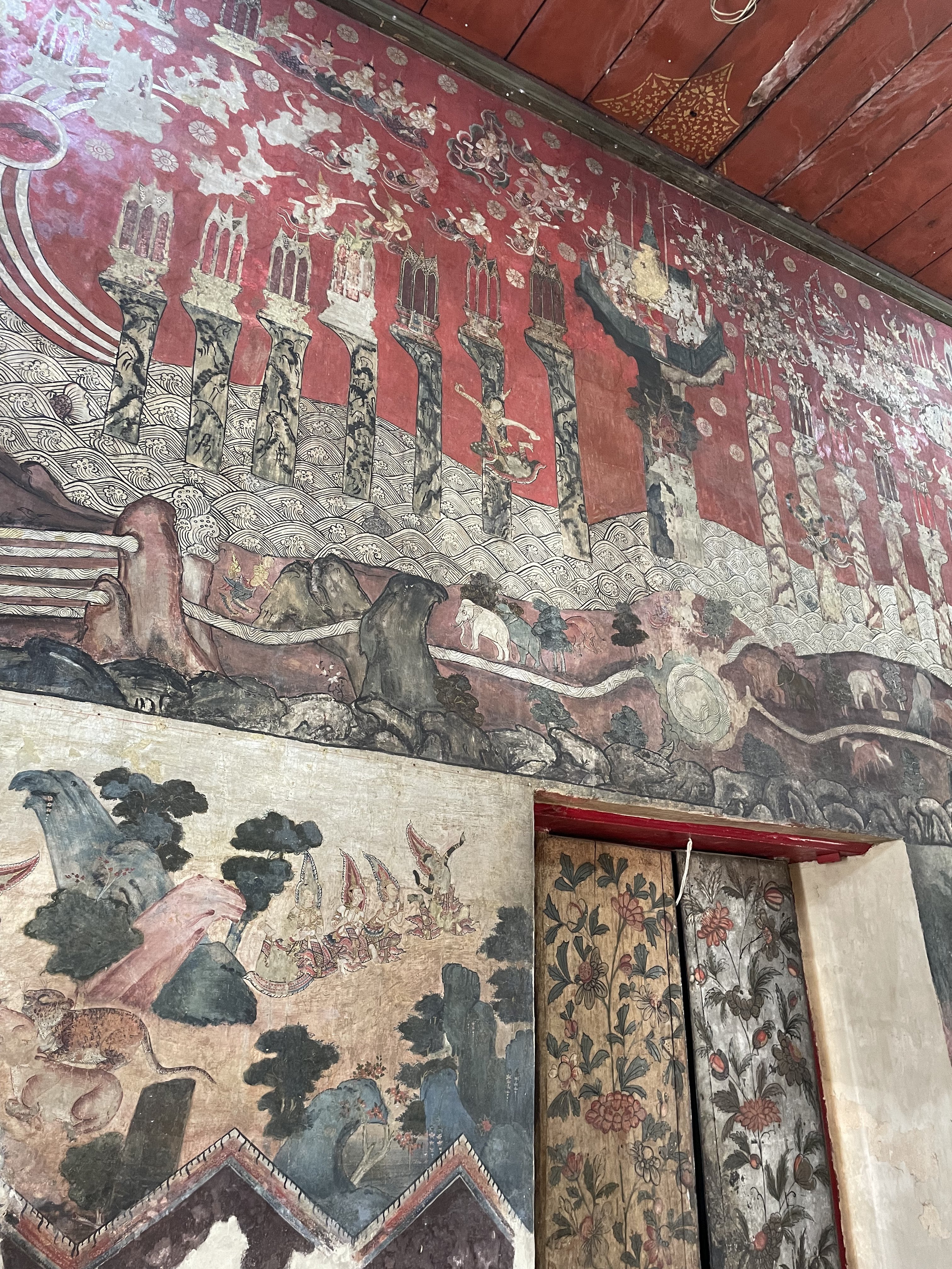 タイの板絵 ワットチャイヤティット】ホラーみが強すぎる扉絵「乙女の果実が