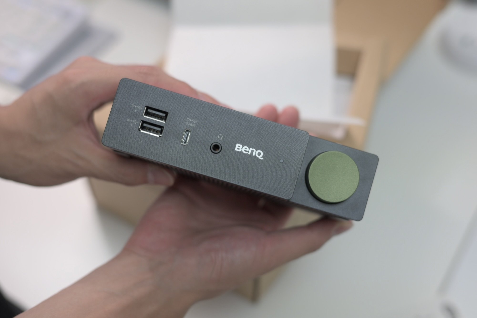BenQ becreatus DP1310】Macbook × Windowsの両刀デスクを叶える BenQ becreatus DP1310】Macbook × Windowsの両刀デスクを叶える