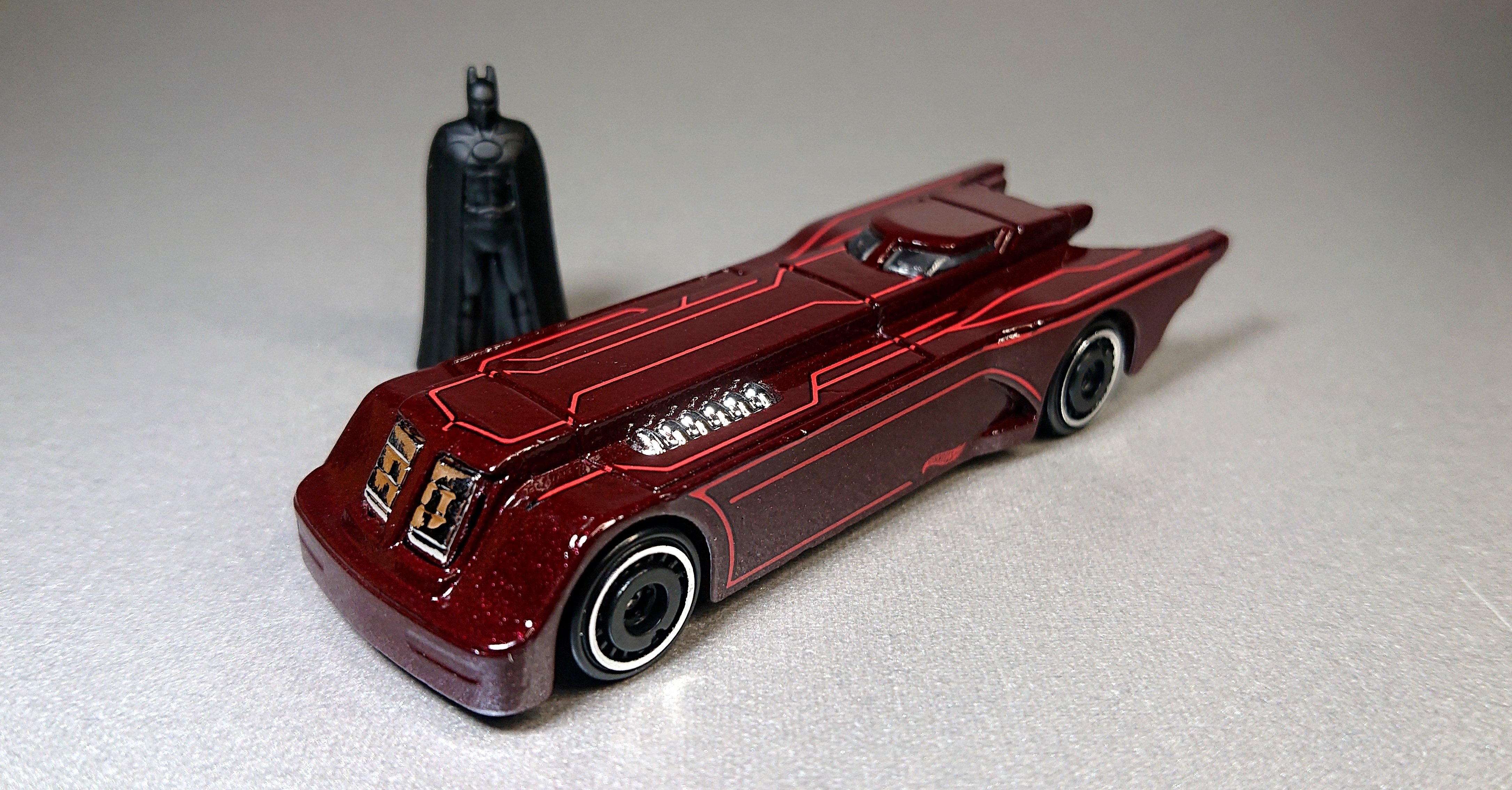 バットモービル 赤タイヤバージョン FIRST BATMOBILEのレビュー！赤い