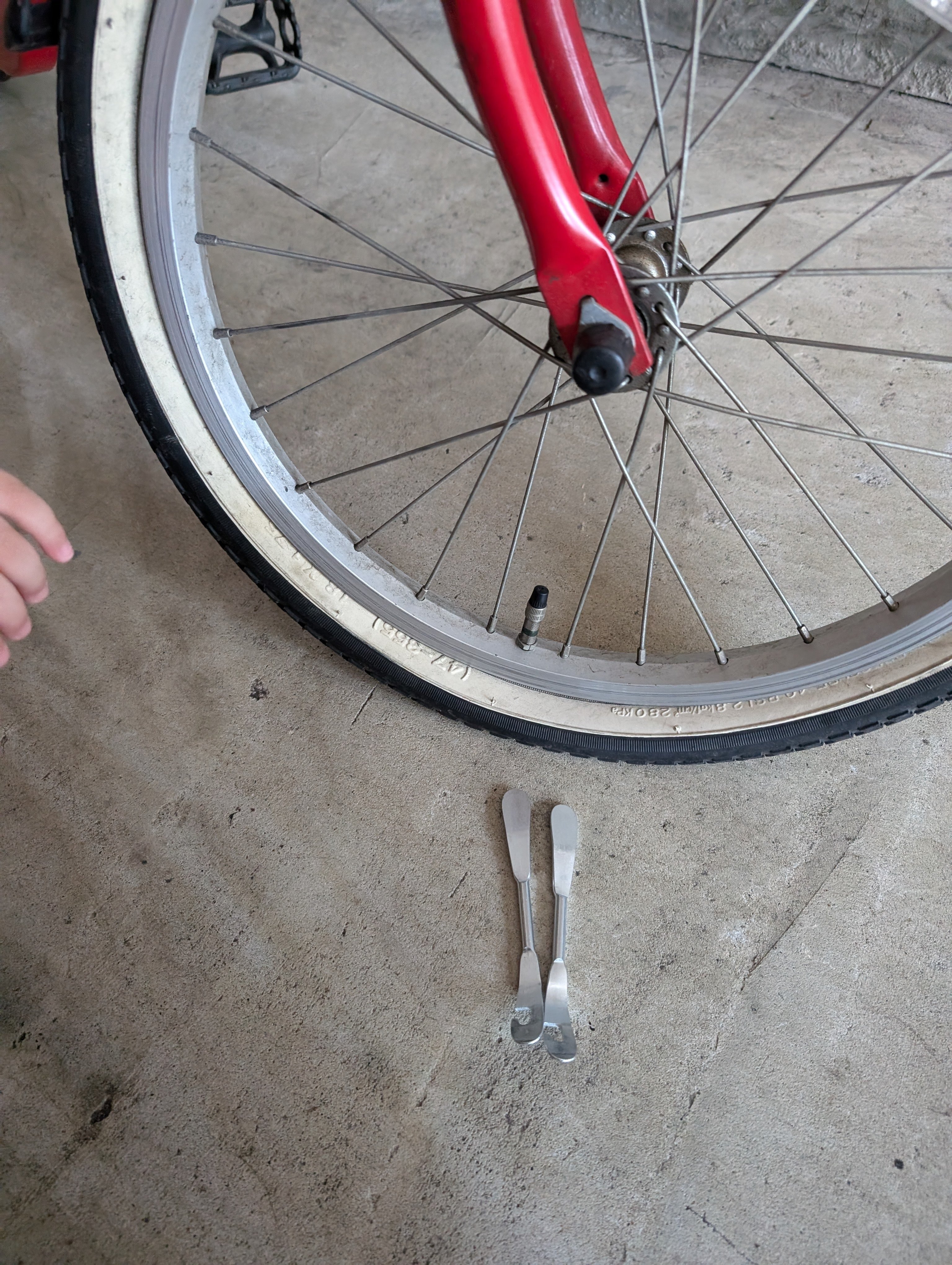 100均で解決！娘の自転車のタイヤパンクDIY修理法【簡単＆経済的
