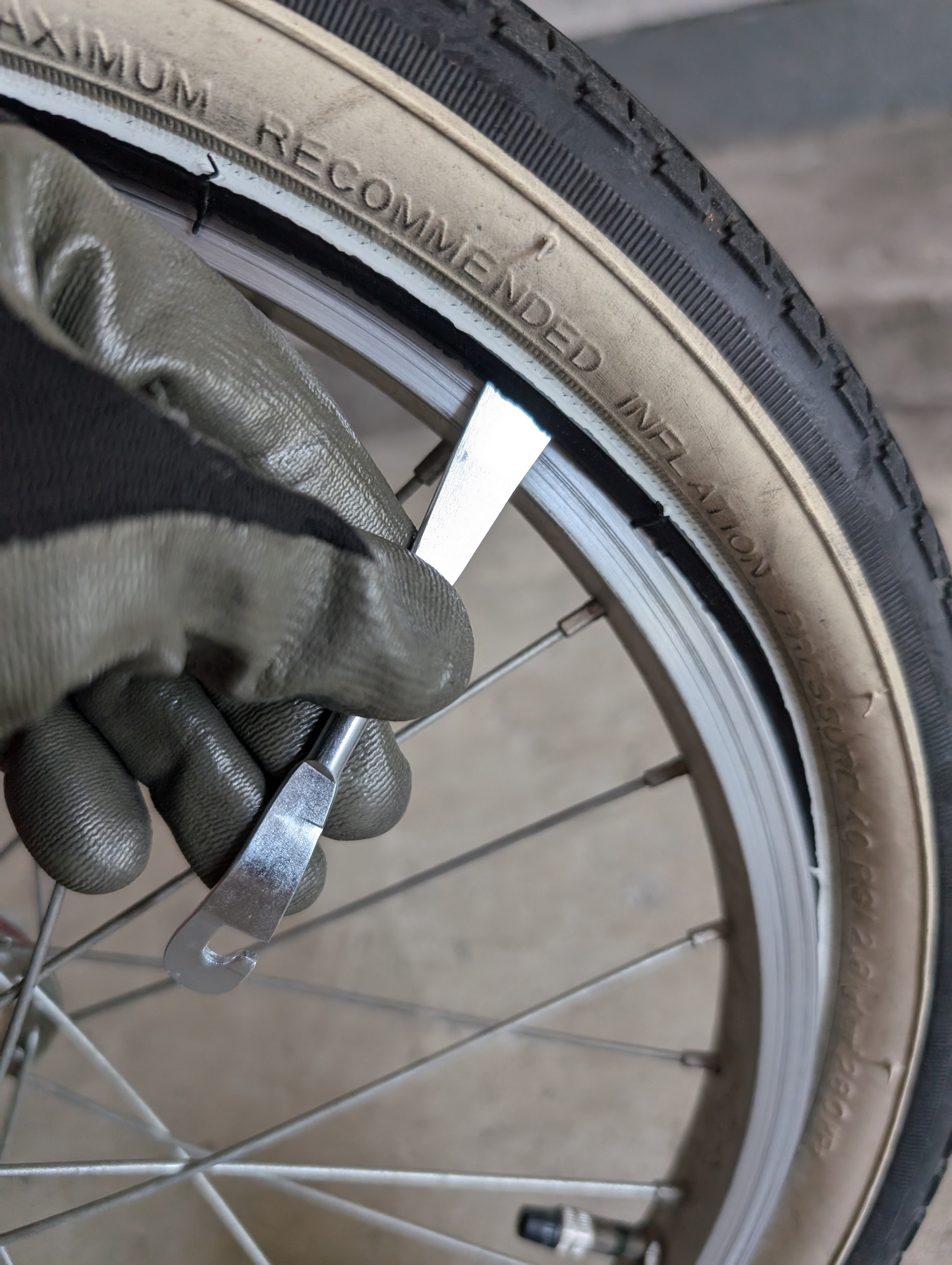 100均で解決！娘の自転車のタイヤパンクDIY修理法【簡単＆経済的