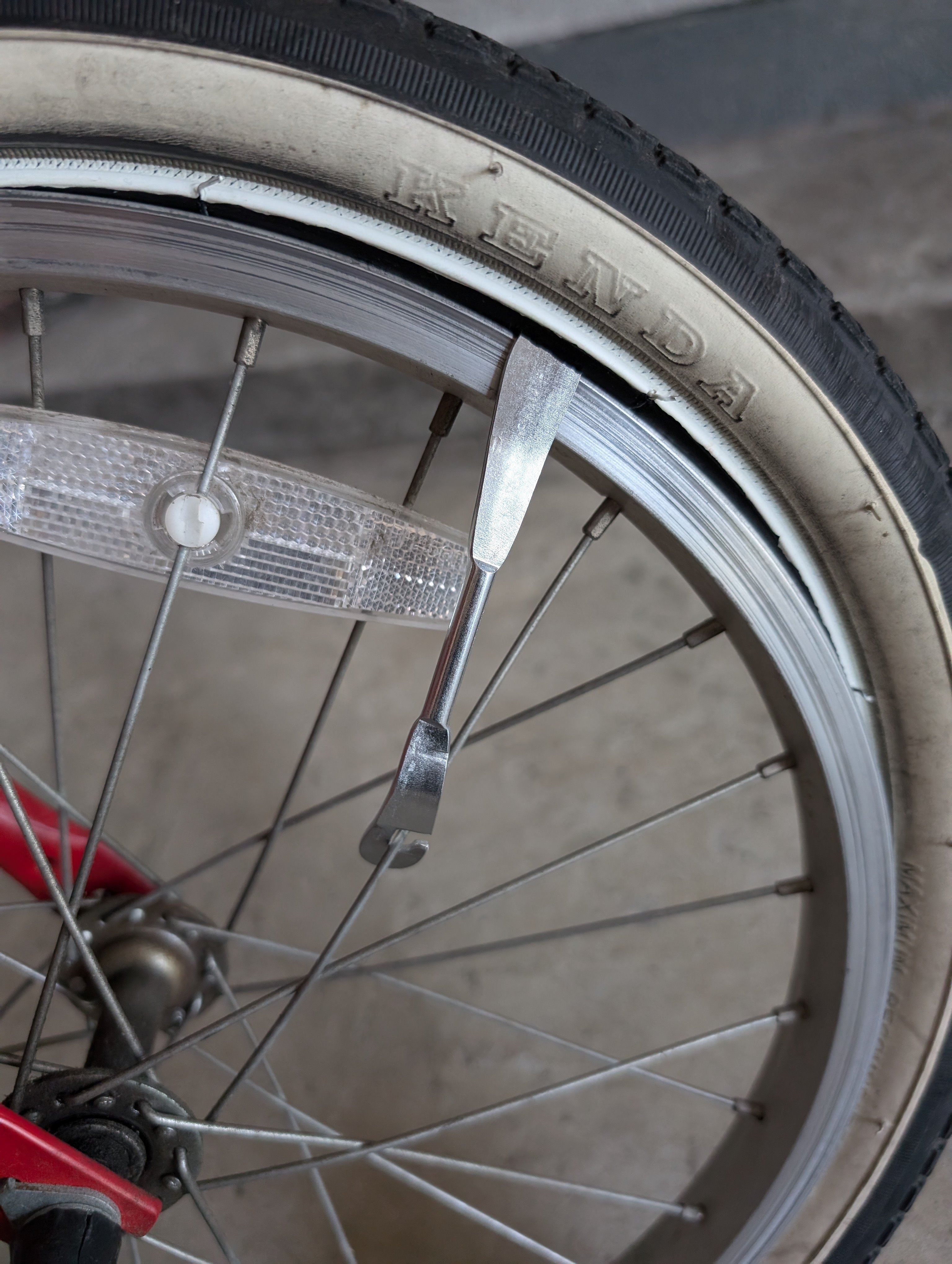 100均で解決！娘の自転車のタイヤパンクDIY修理法【簡単＆経済的